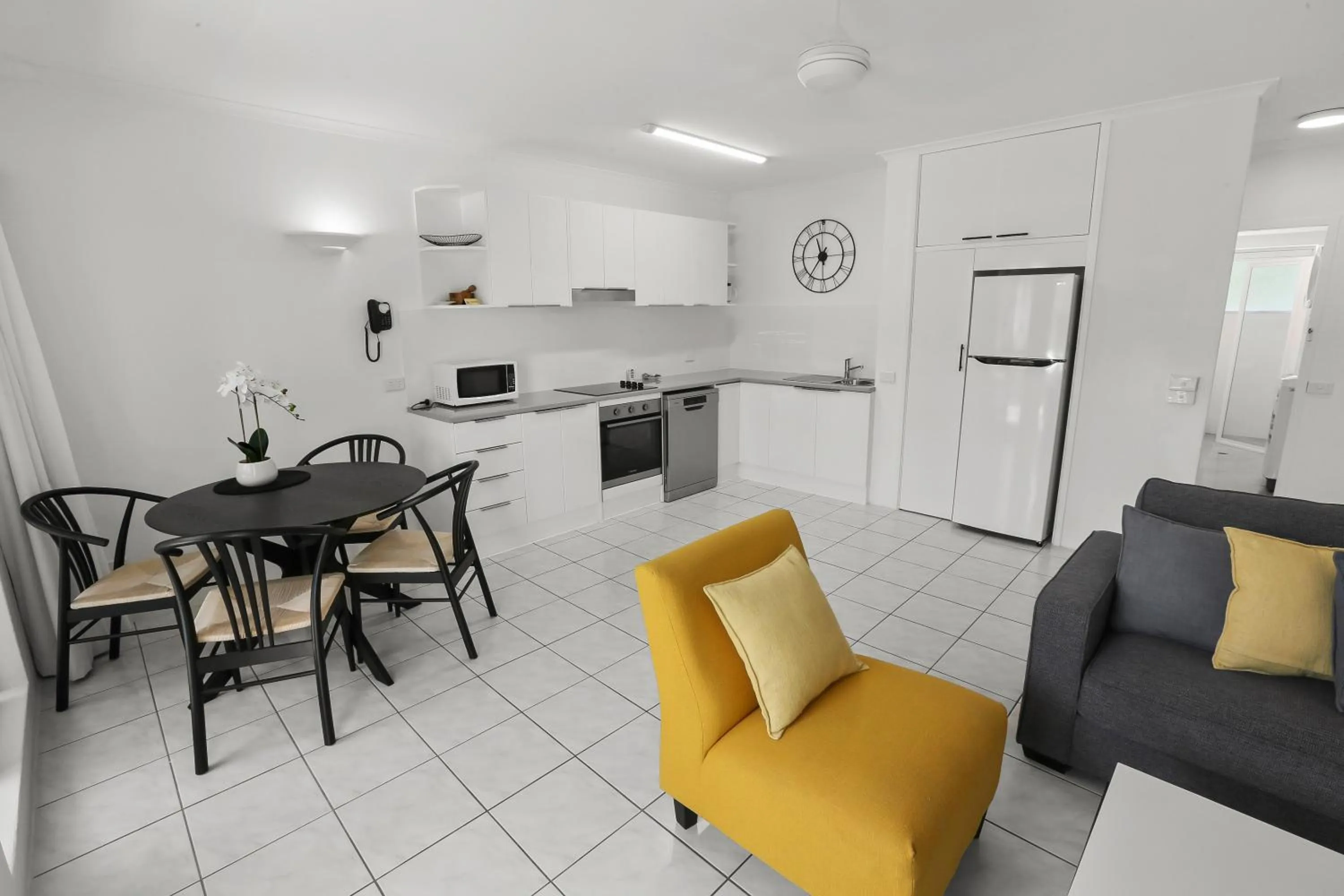 Kitchen or kitchenette in Agincourt Beachfront Apartments