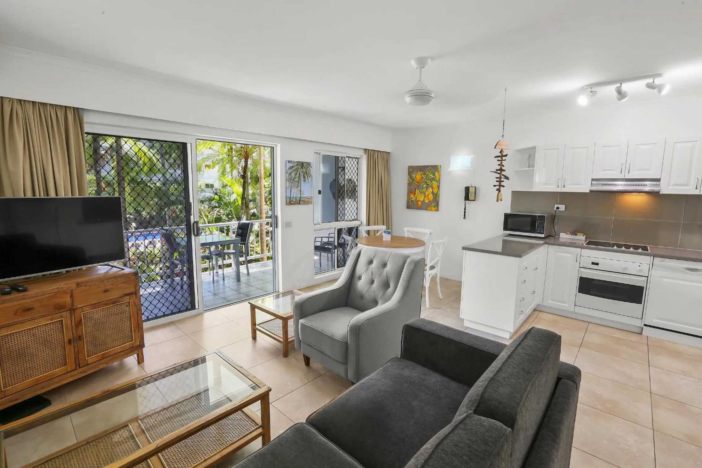 Kitchen or kitchenette in Agincourt Beachfront Apartments