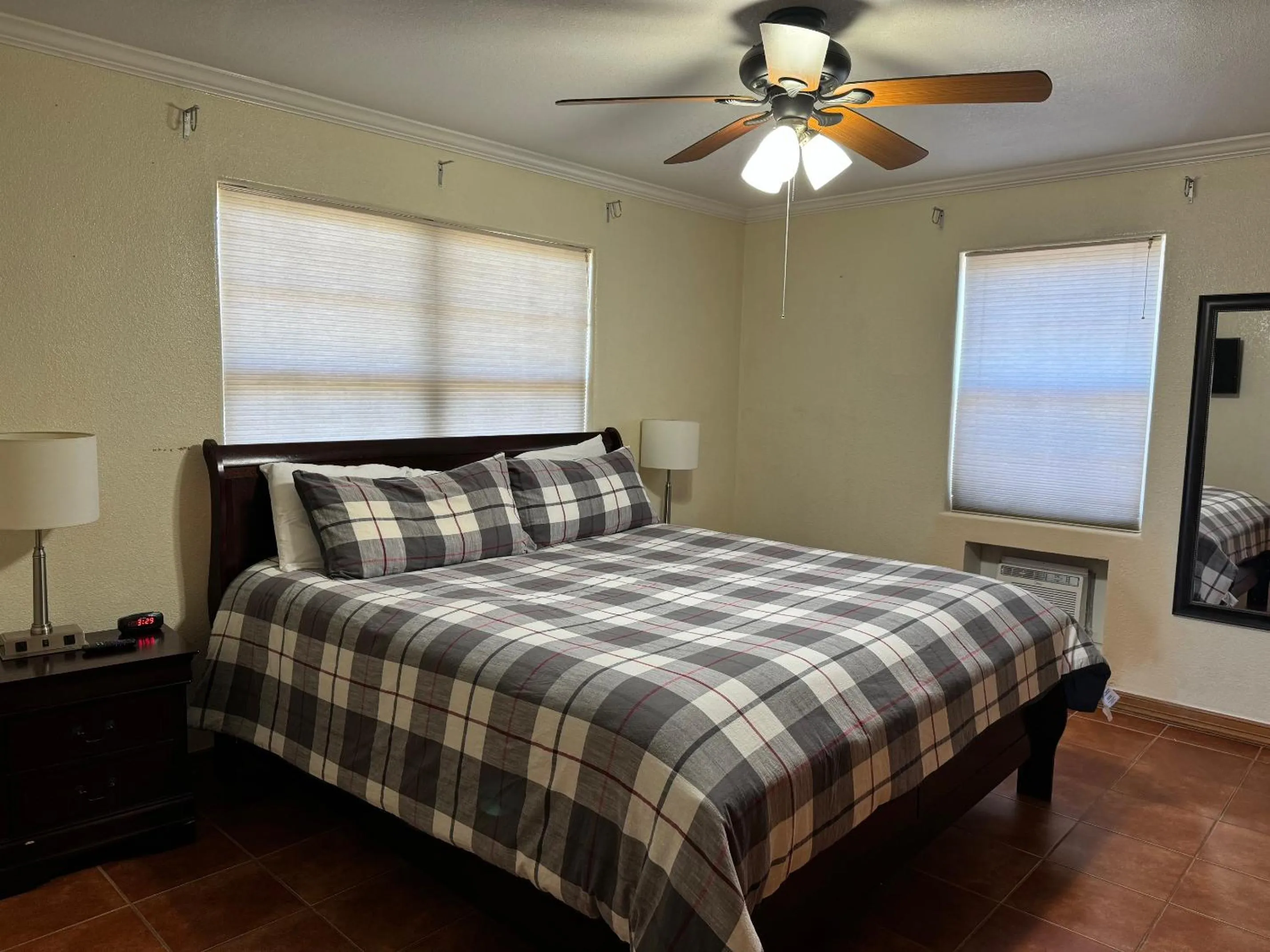 Bedroom, Bed in Southwind Inn