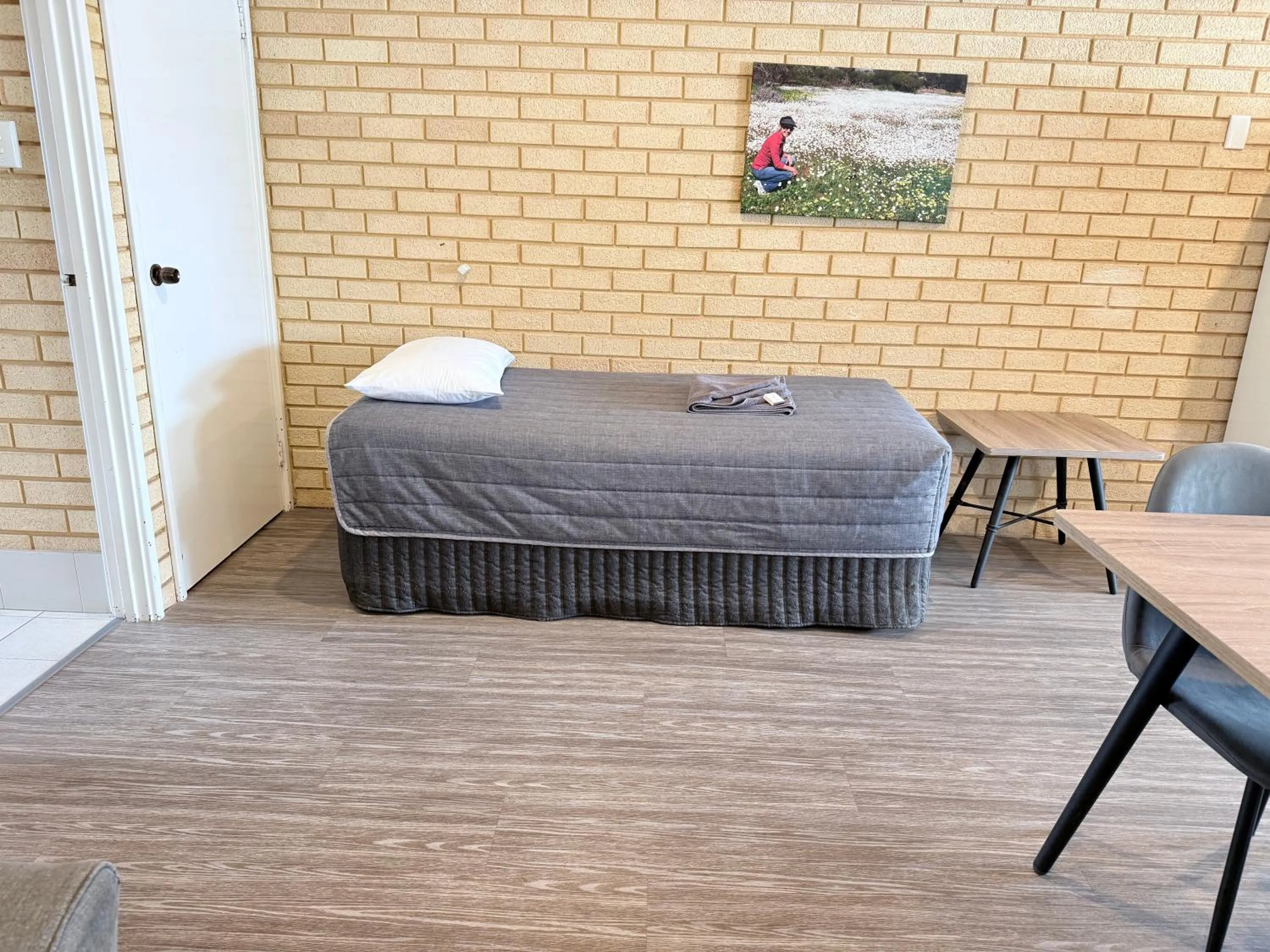 Seating area, Bed in Kalbarri Seafront Villas