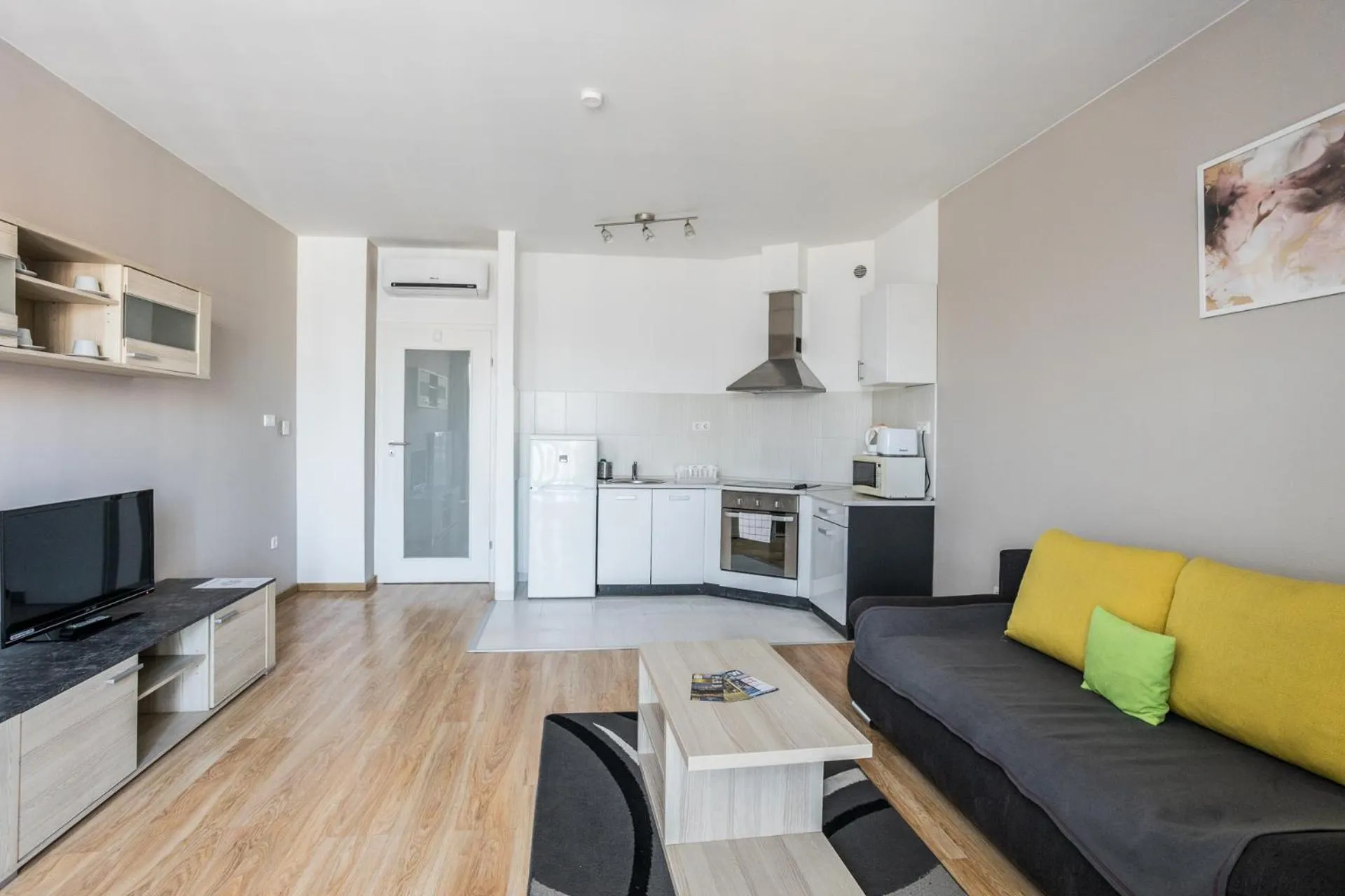 TV and multimedia in Corvin Plaza Apartments & Suites