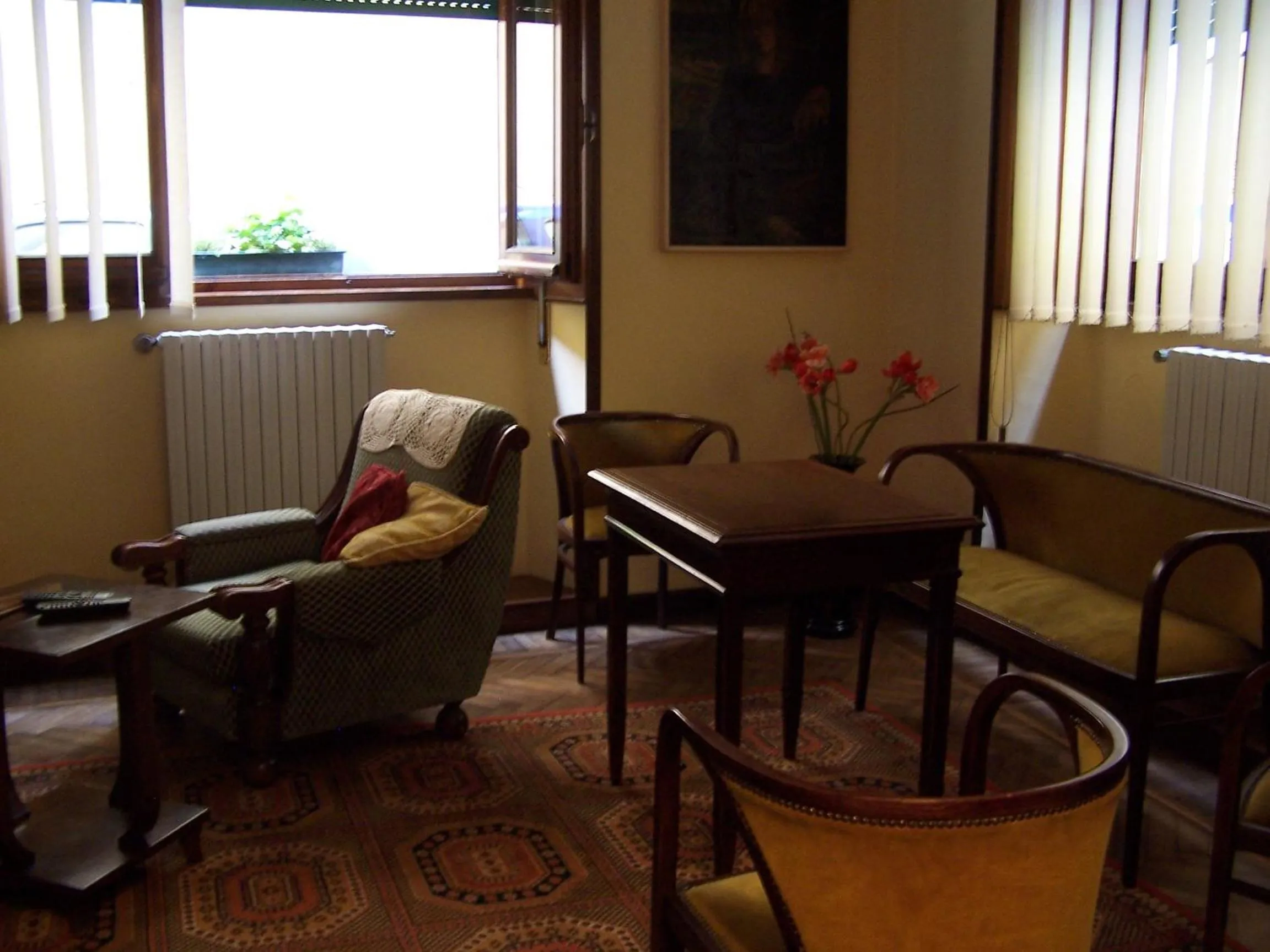 Communal lounge/ TV room in Albergo Corona