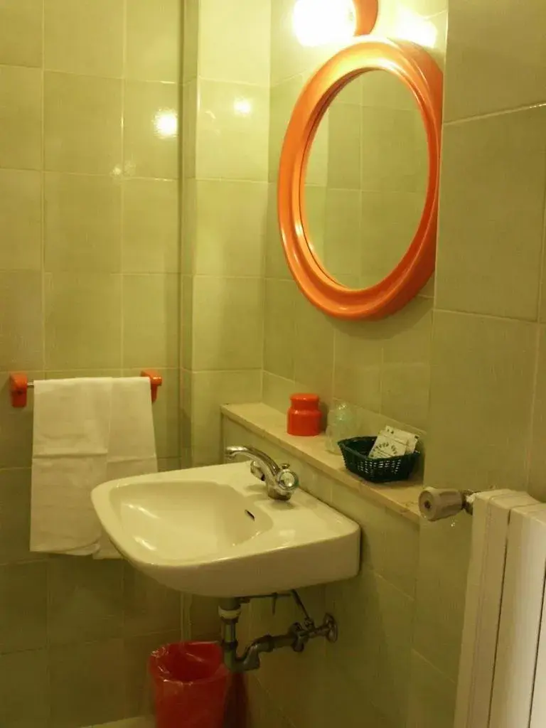 Single Room in Albergo Corona Single Room in Albergo Corona