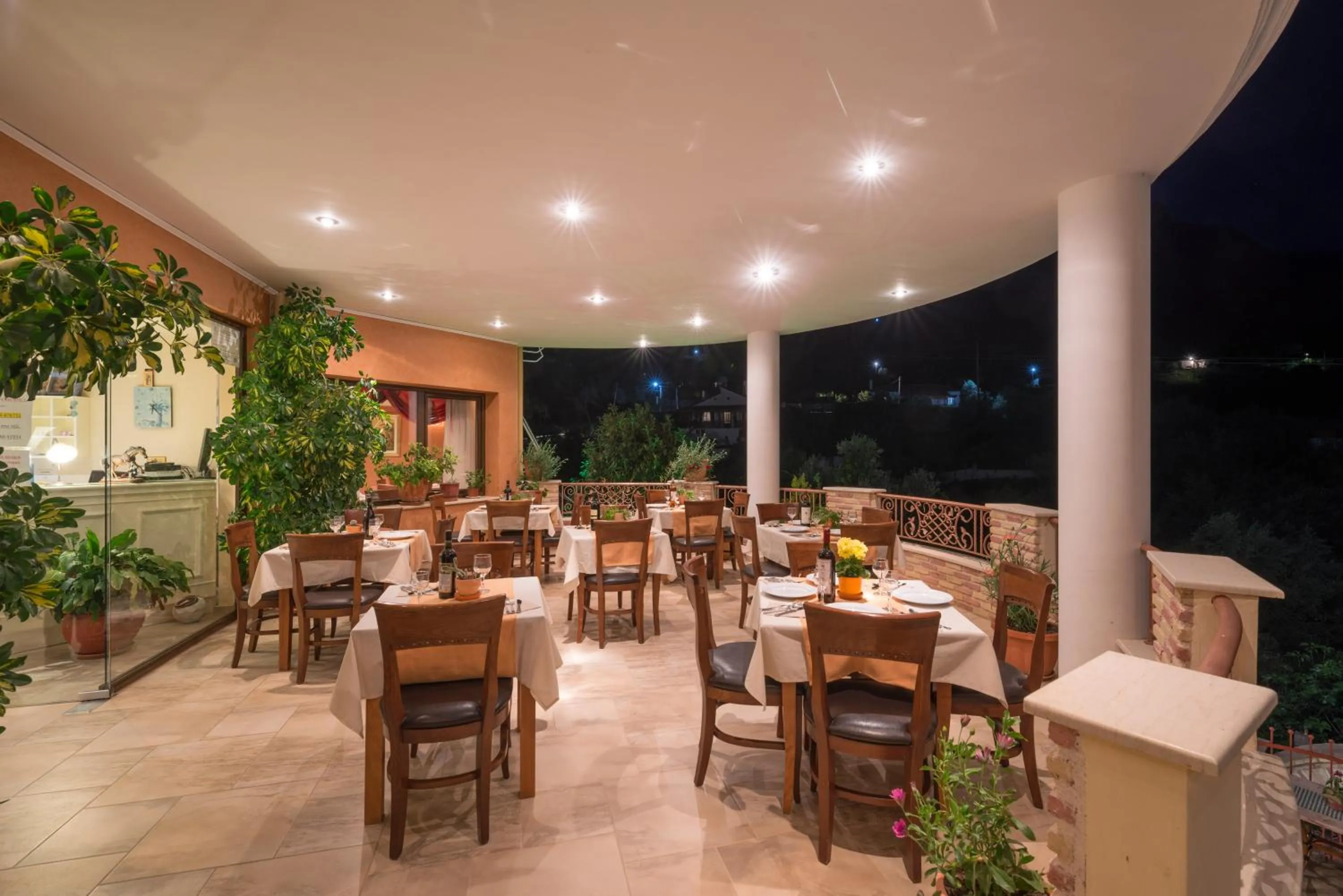 Restaurant/places to eat in Hotel Eirini