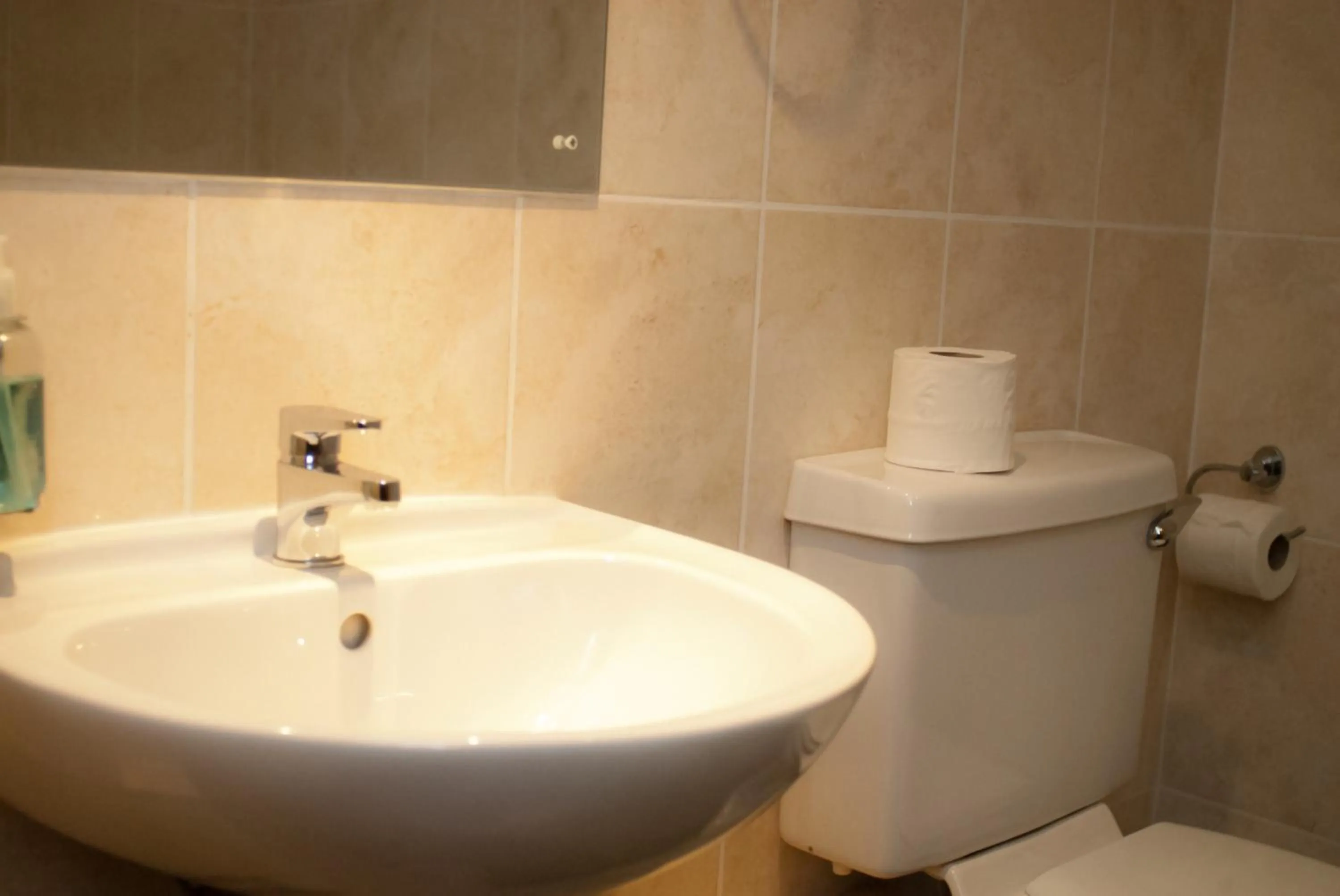 Bathroom in Edinburgh House Hotel