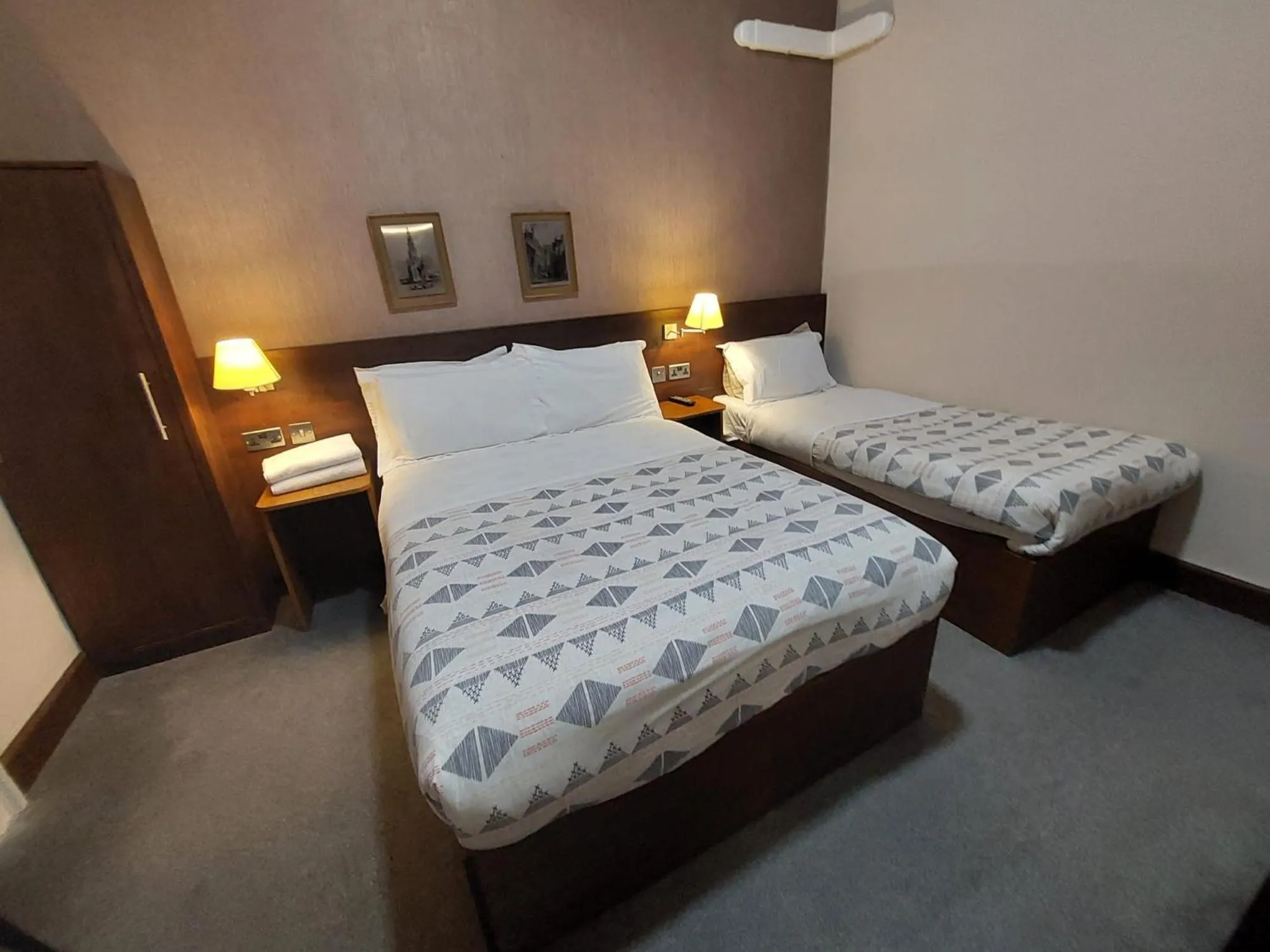 Bed in Edinburgh House Hotel