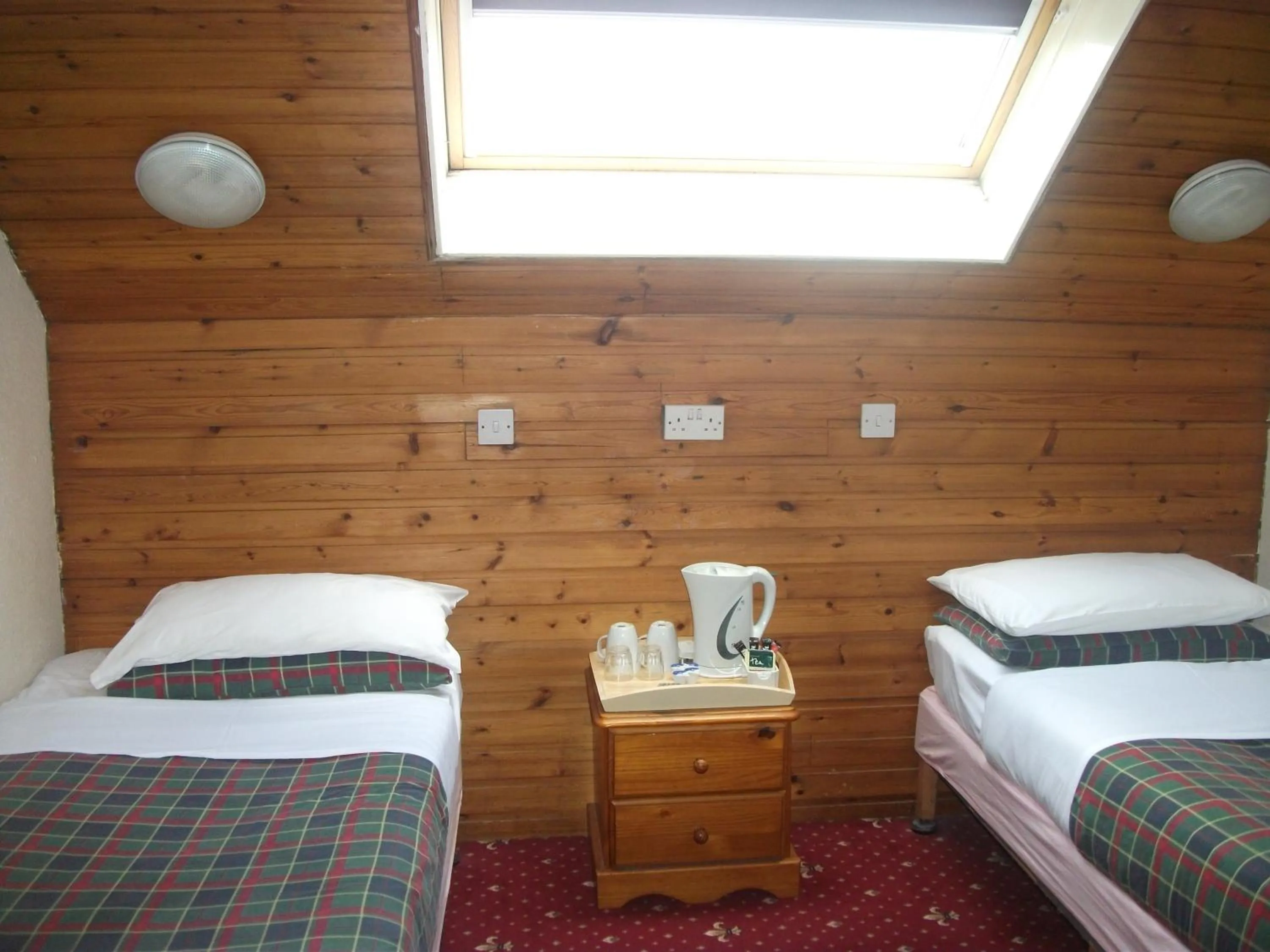 Bed in Edinburgh House Hotel