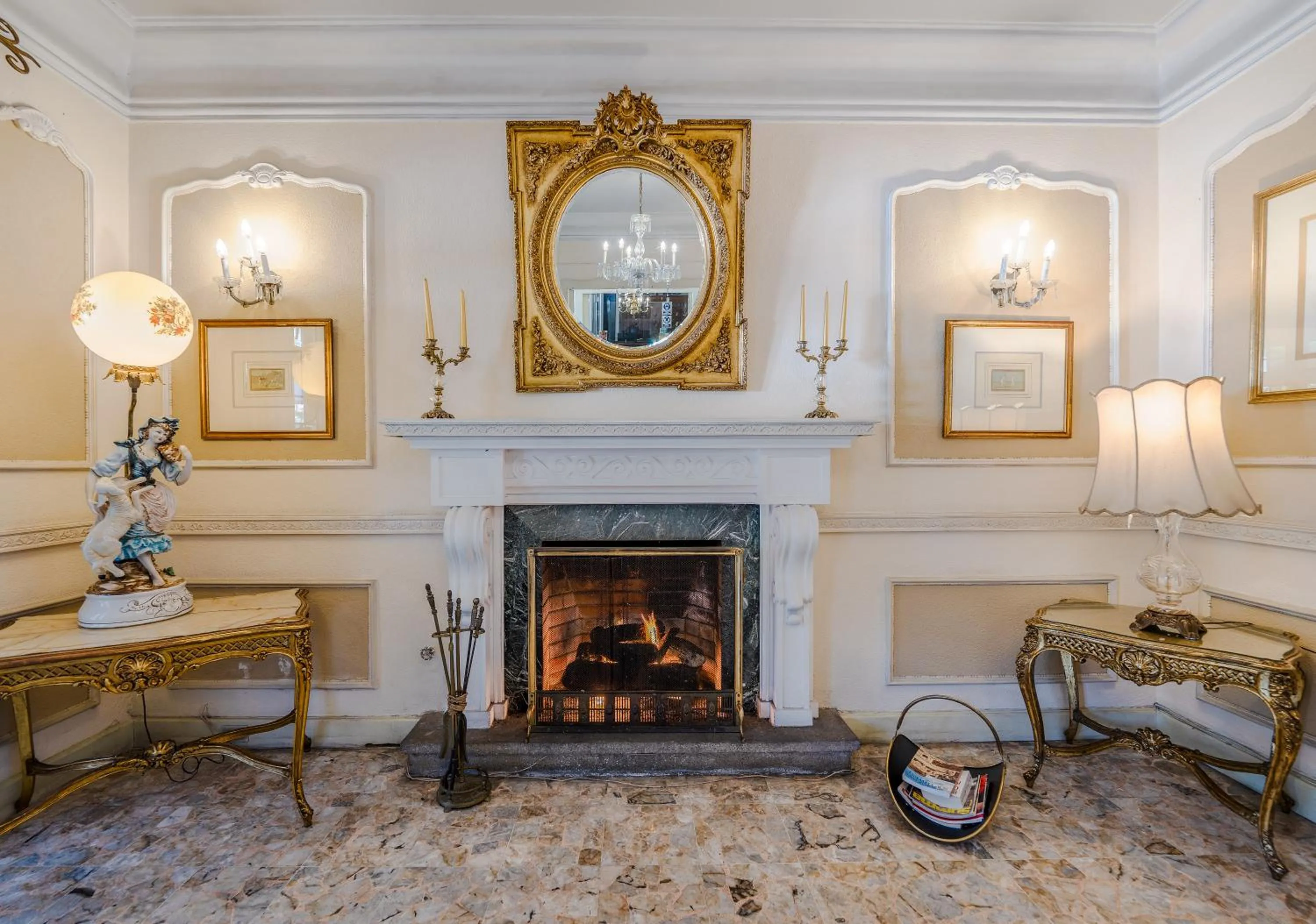 Seating area in Hotel San Carlos