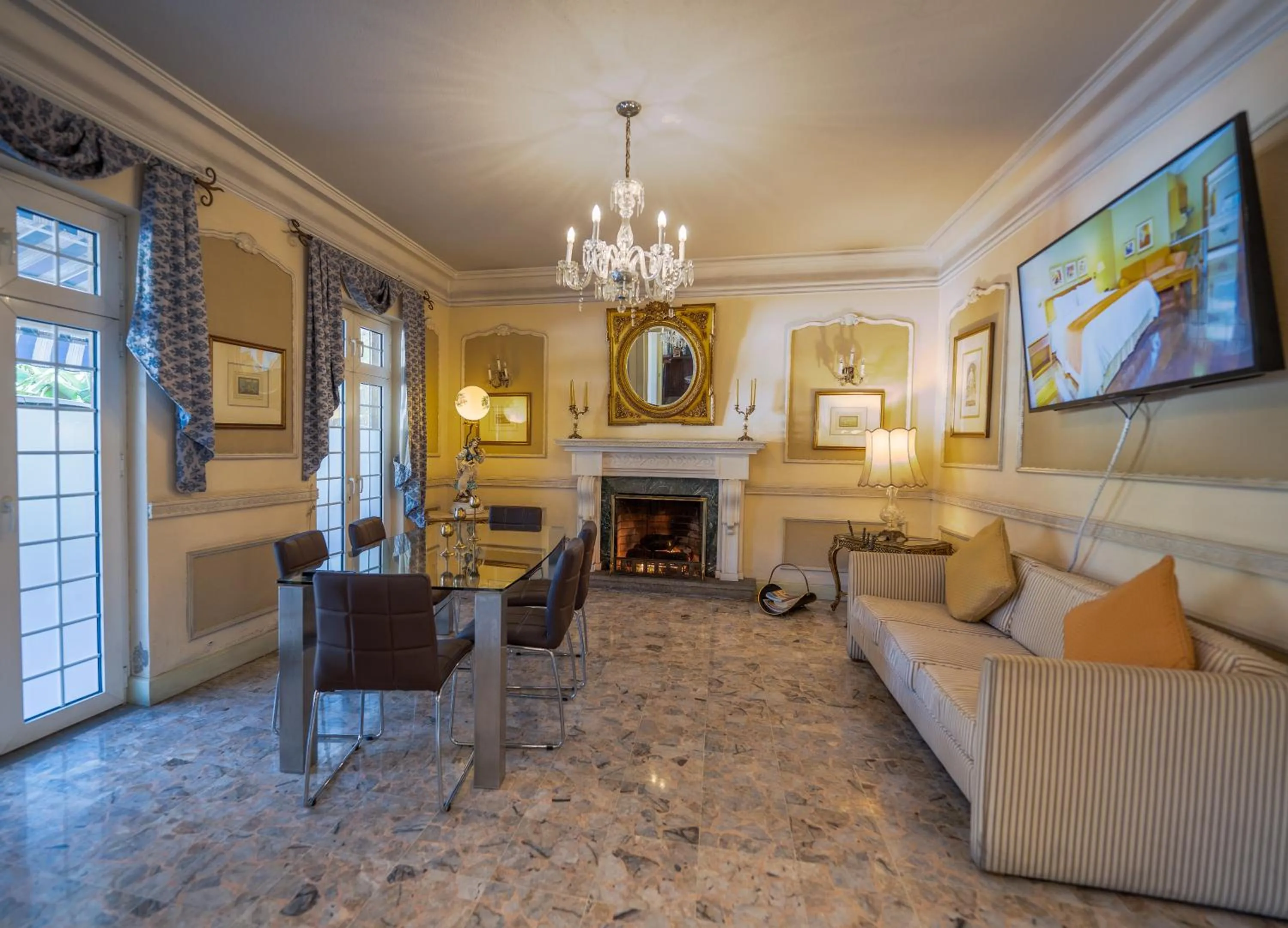 Seating area in Hotel San Carlos