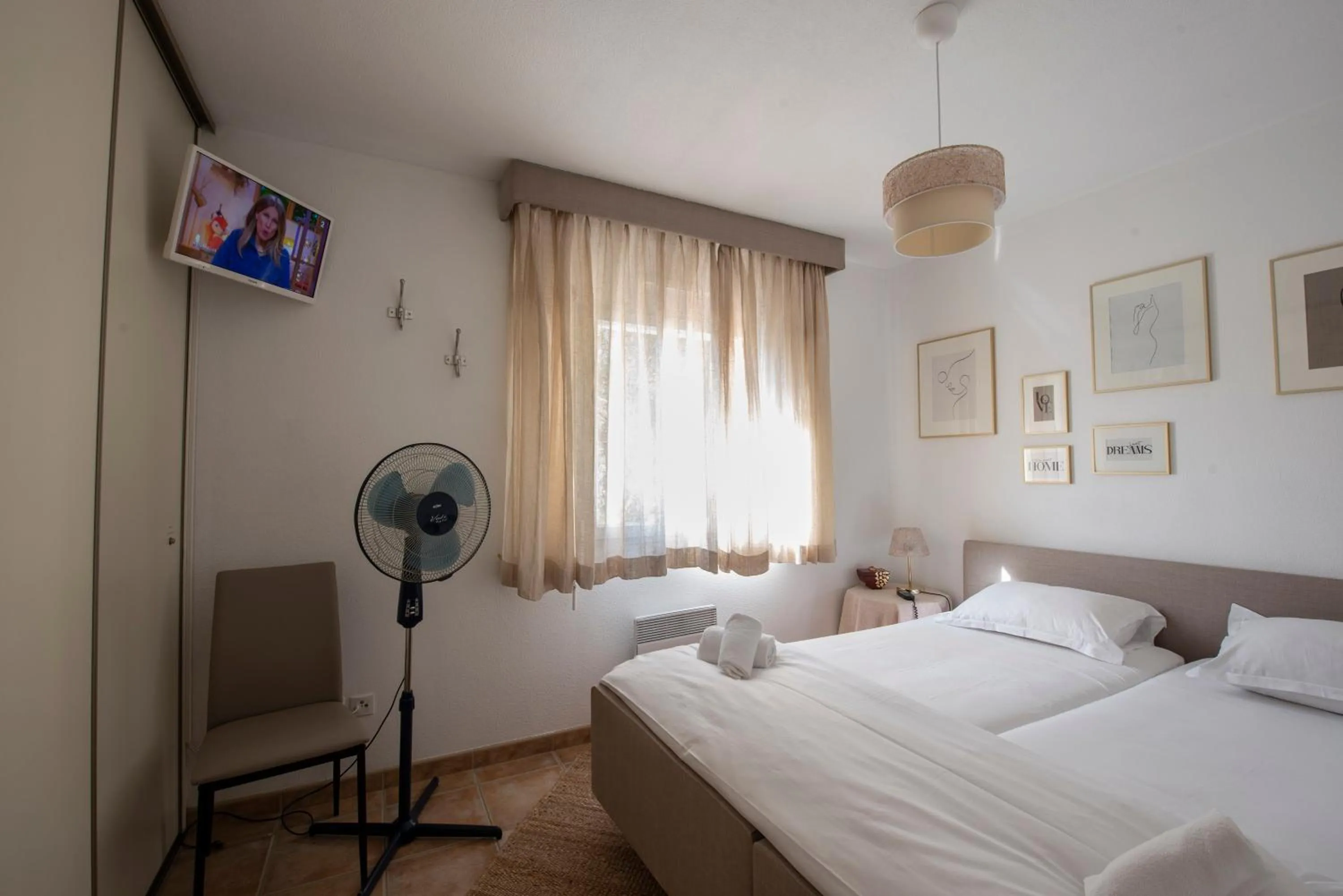 Photo of the whole room, Bed in Oasis Les Jardins des Sables d'Olonne