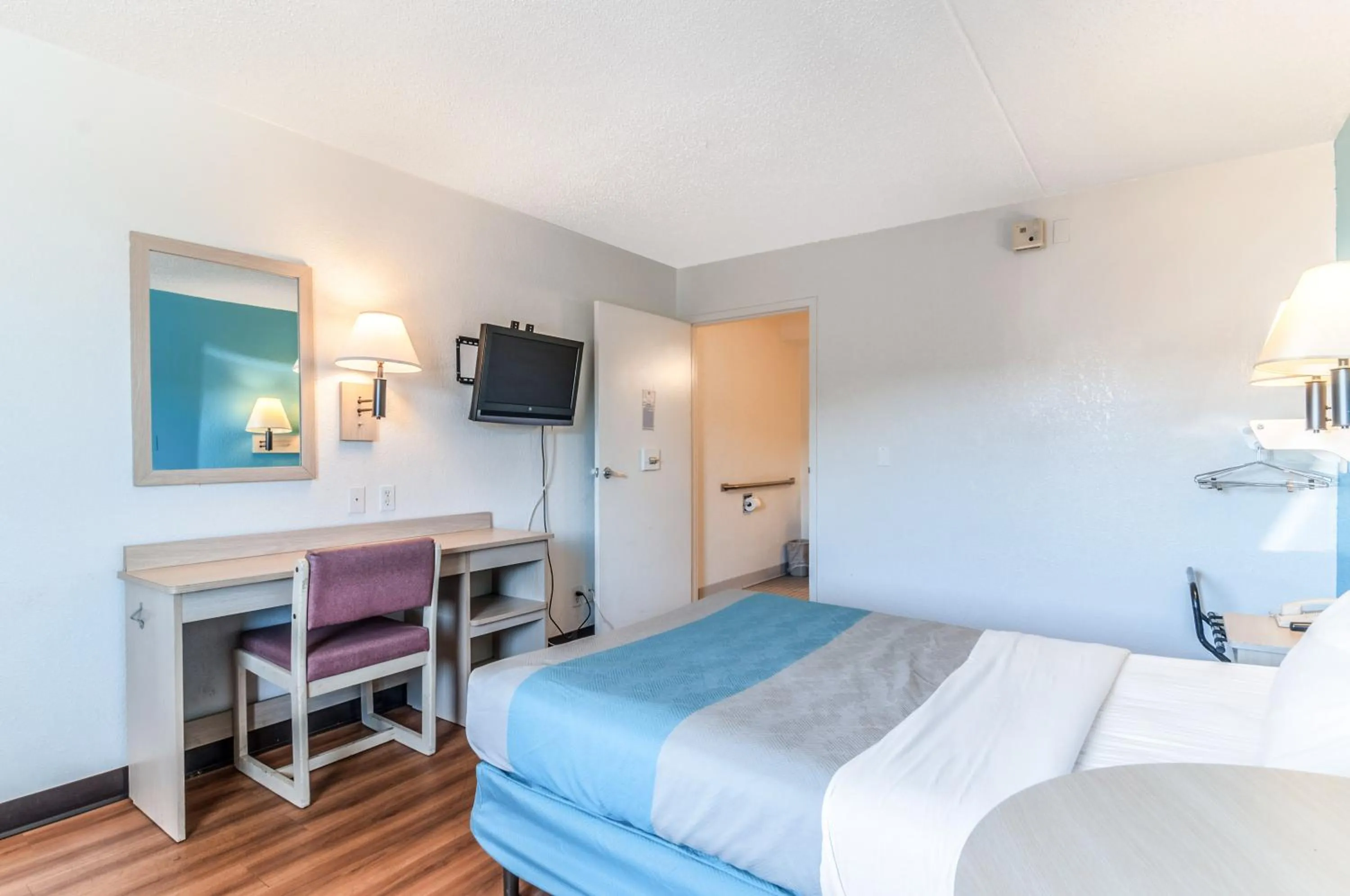 Bedroom, Bed in Motel 6-Farmington Hills, MI - Northwest - Farmington Hills