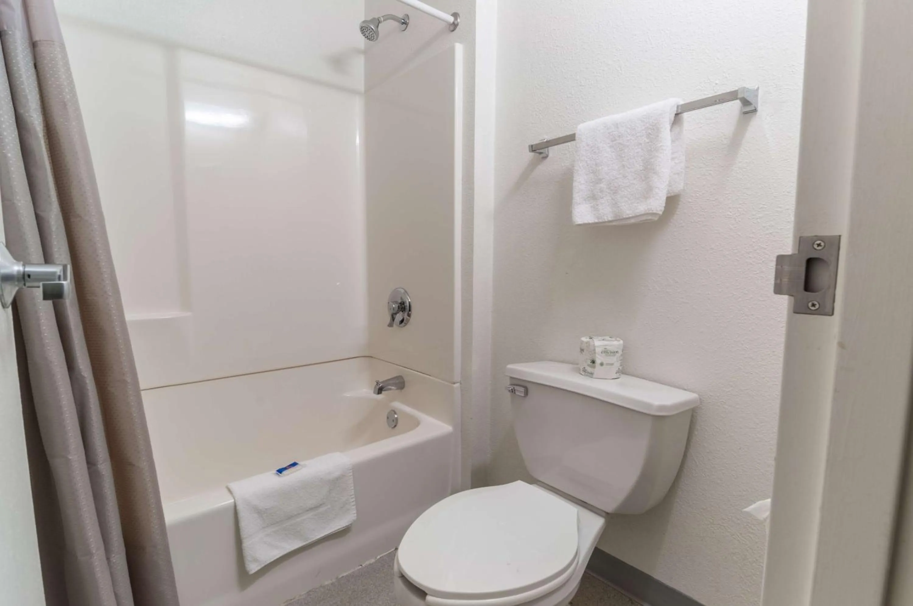 Bathroom in Motel 6-Farmington Hills, MI - Northwest - Farmington Hills