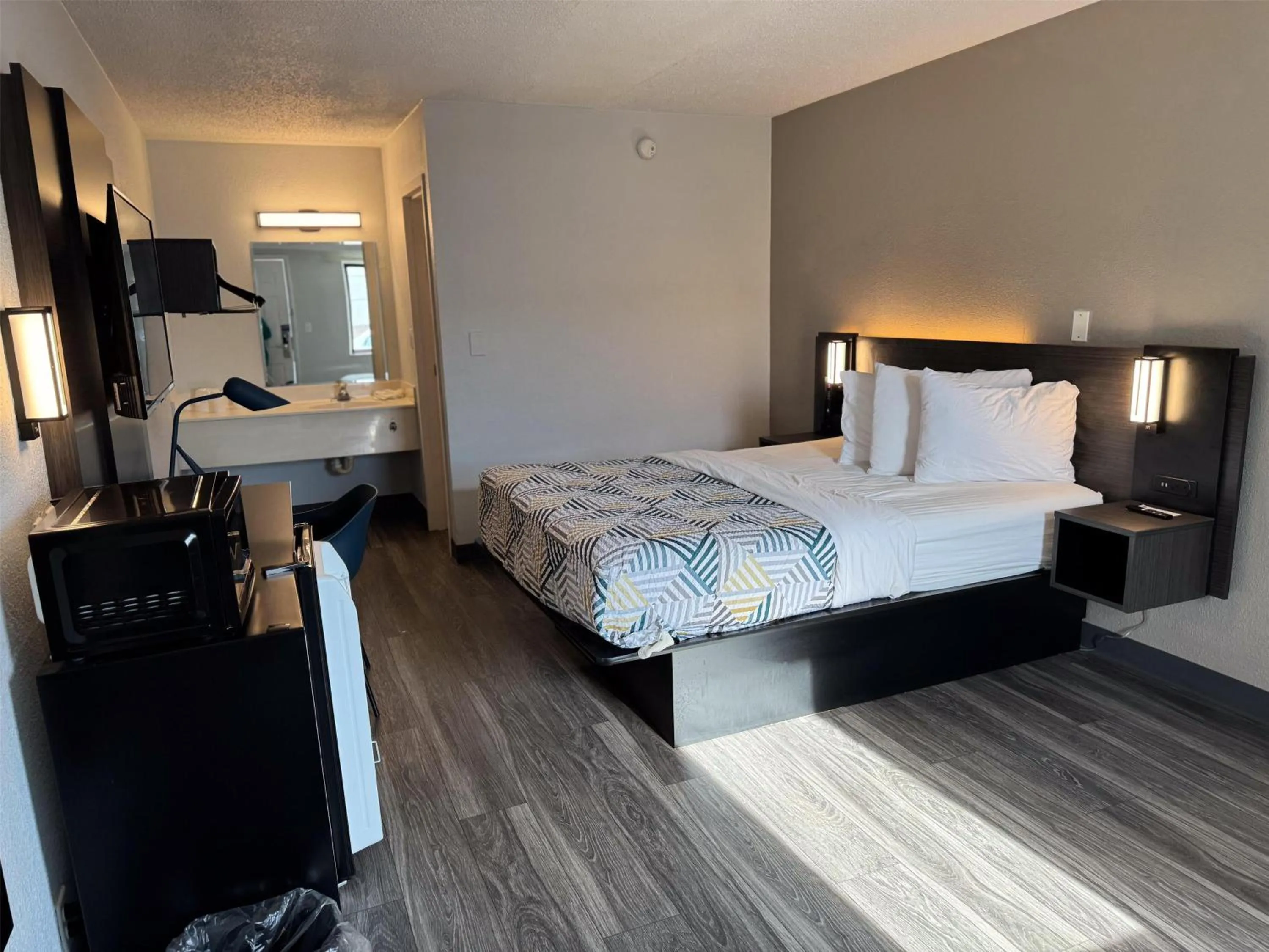 Bedroom, Bed in Motel 6-Farmington Hills, MI - Northwest - Farmington Hills