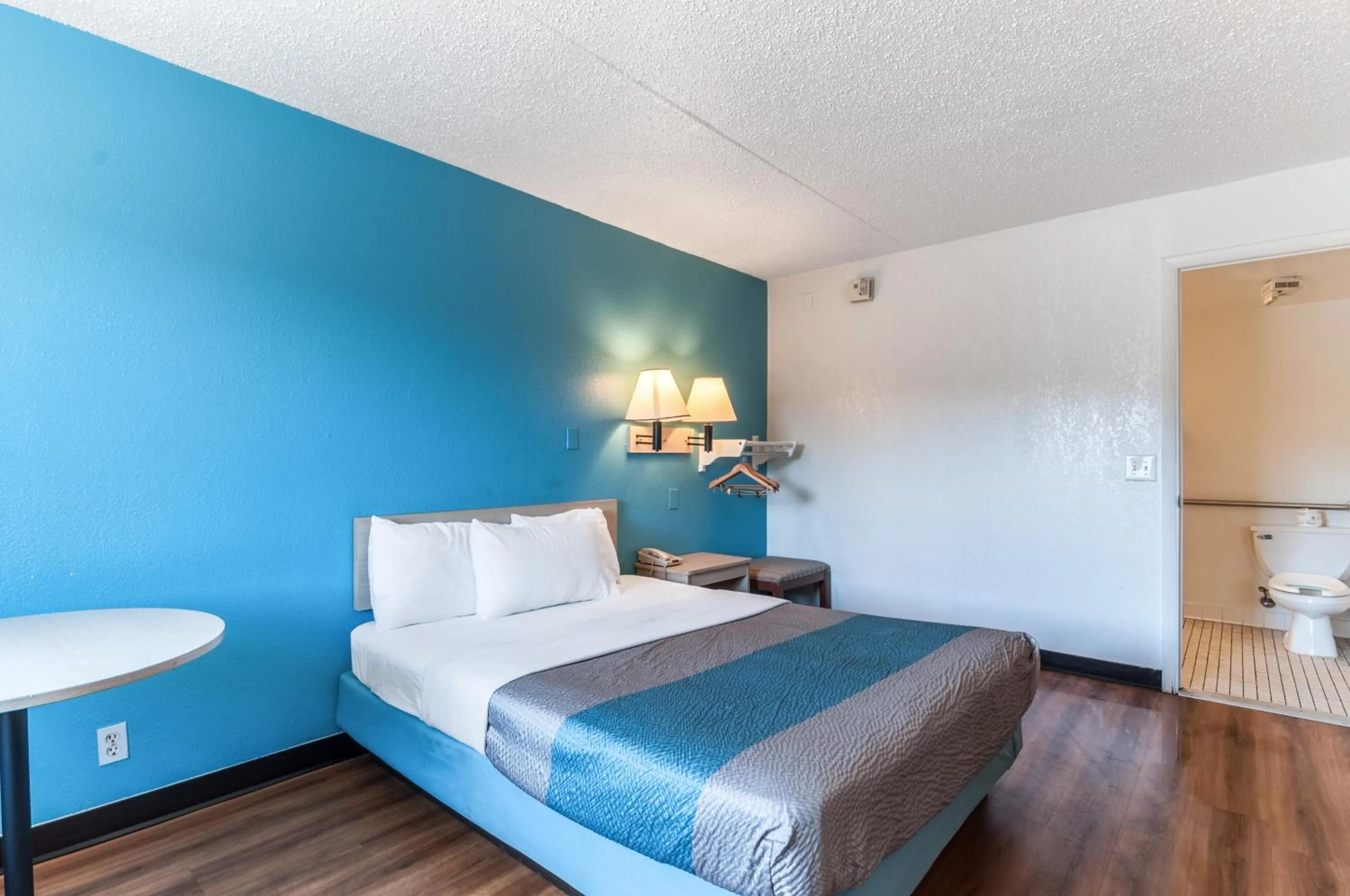 Bedroom, Bed in Motel 6-Farmington Hills, MI - Northwest - Farmington Hills