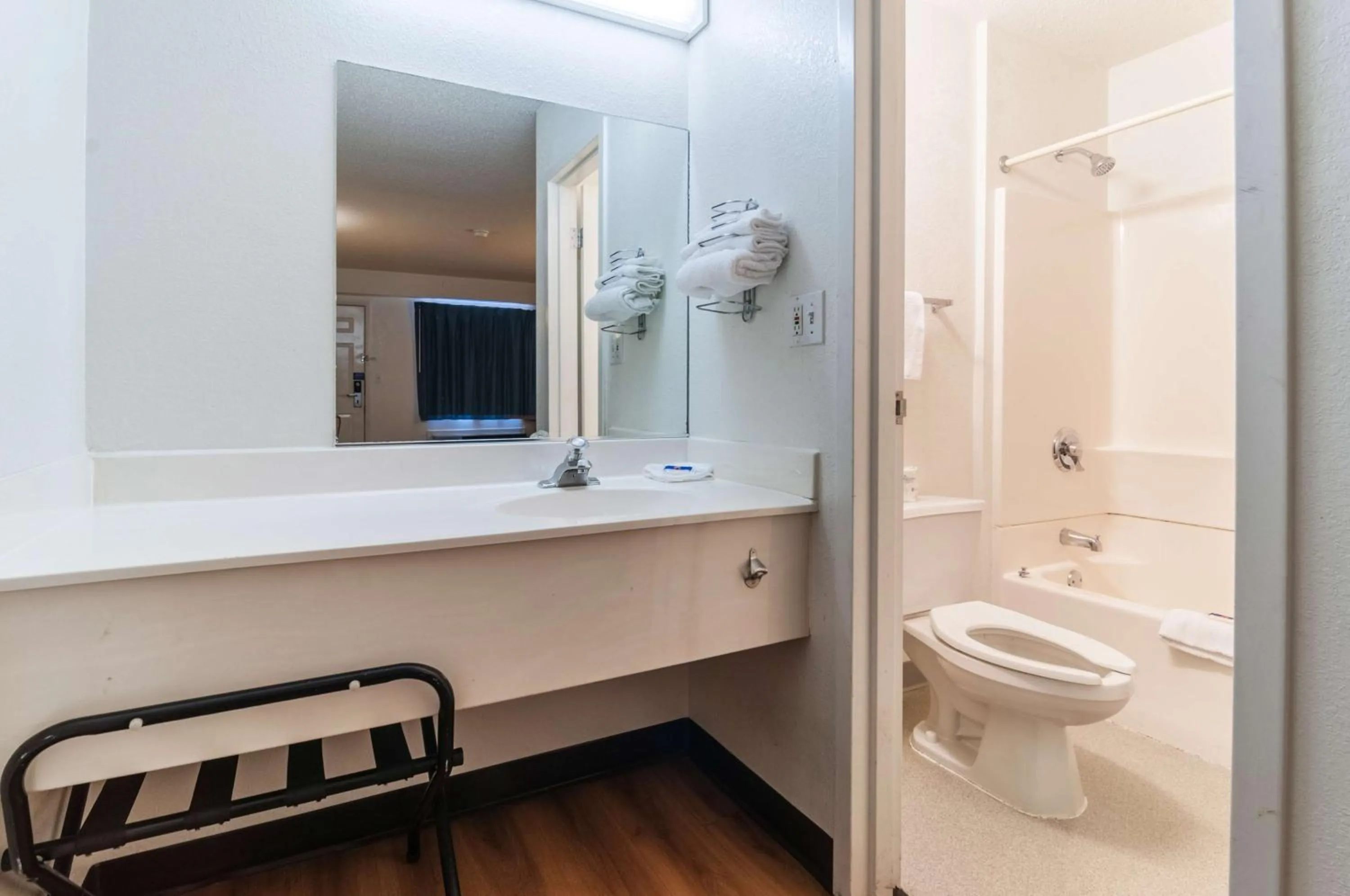 Bathroom in Motel 6-Farmington Hills, MI - Northwest - Farmington Hills