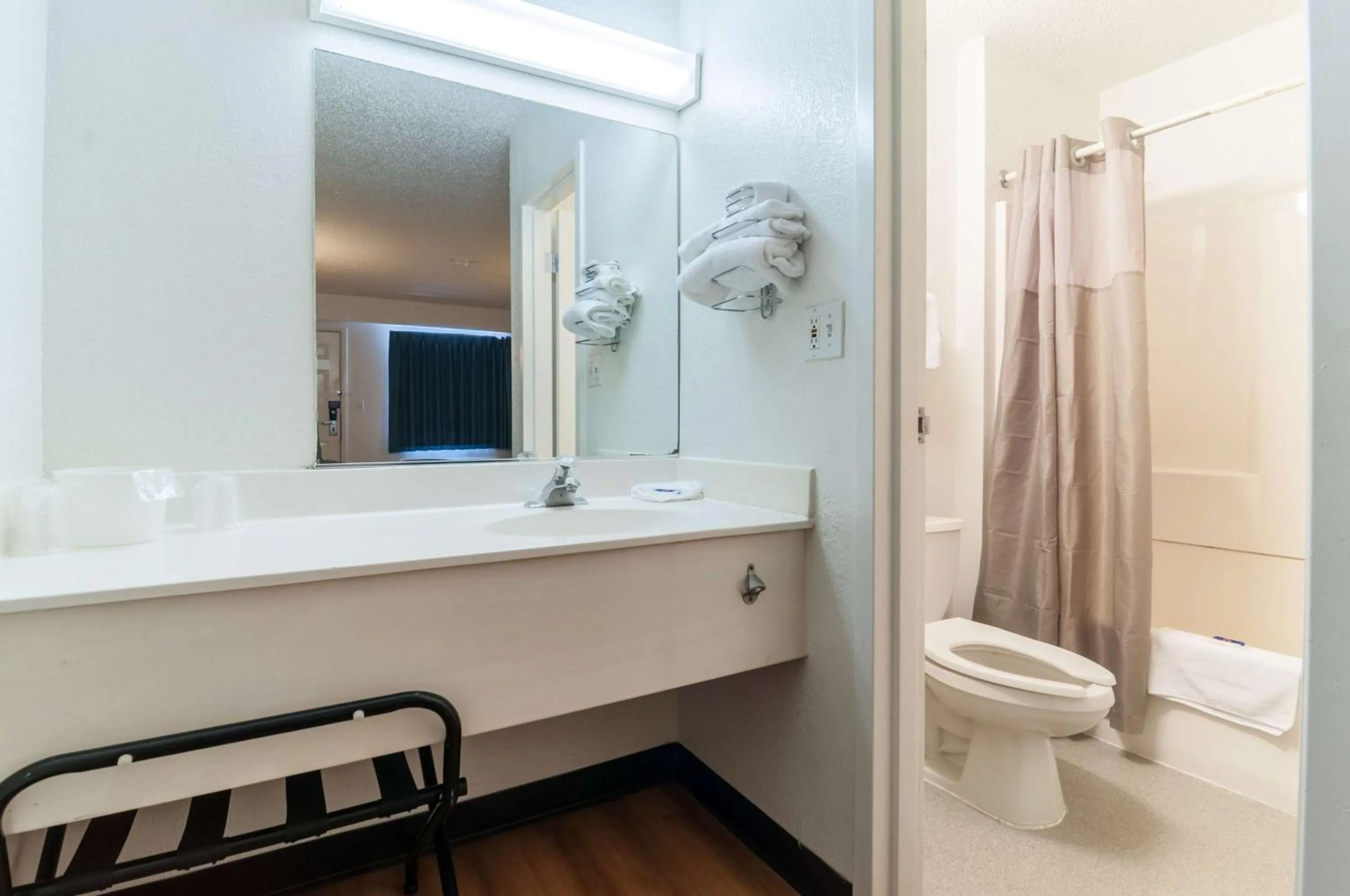 Queen Room - single occupancy - Non-Smoking in Motel 6-Farmington Hills, MI - Northwest - Farmington Hills