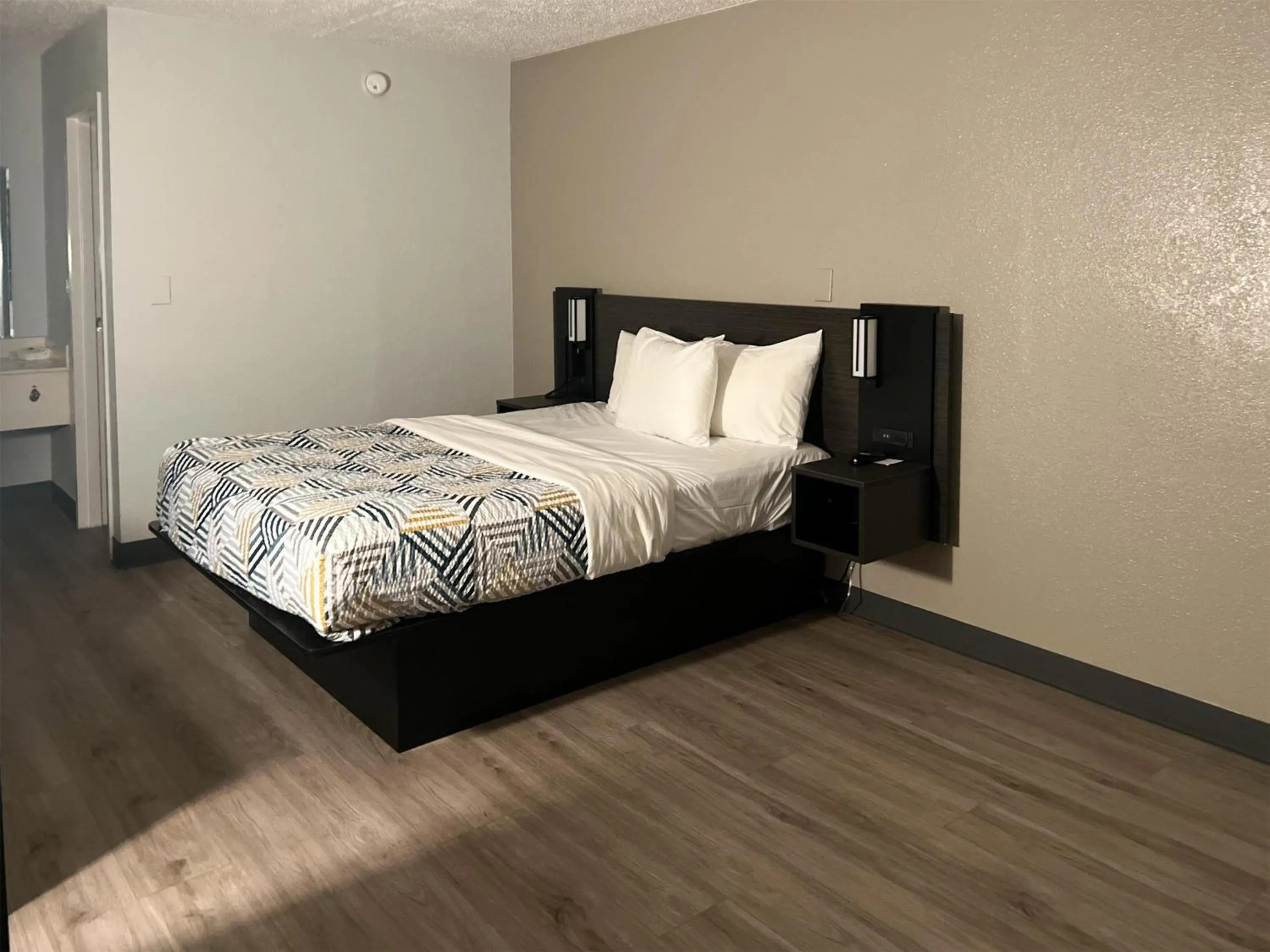 Bedroom, Bed in Motel 6-Farmington Hills, MI - Northwest - Farmington Hills