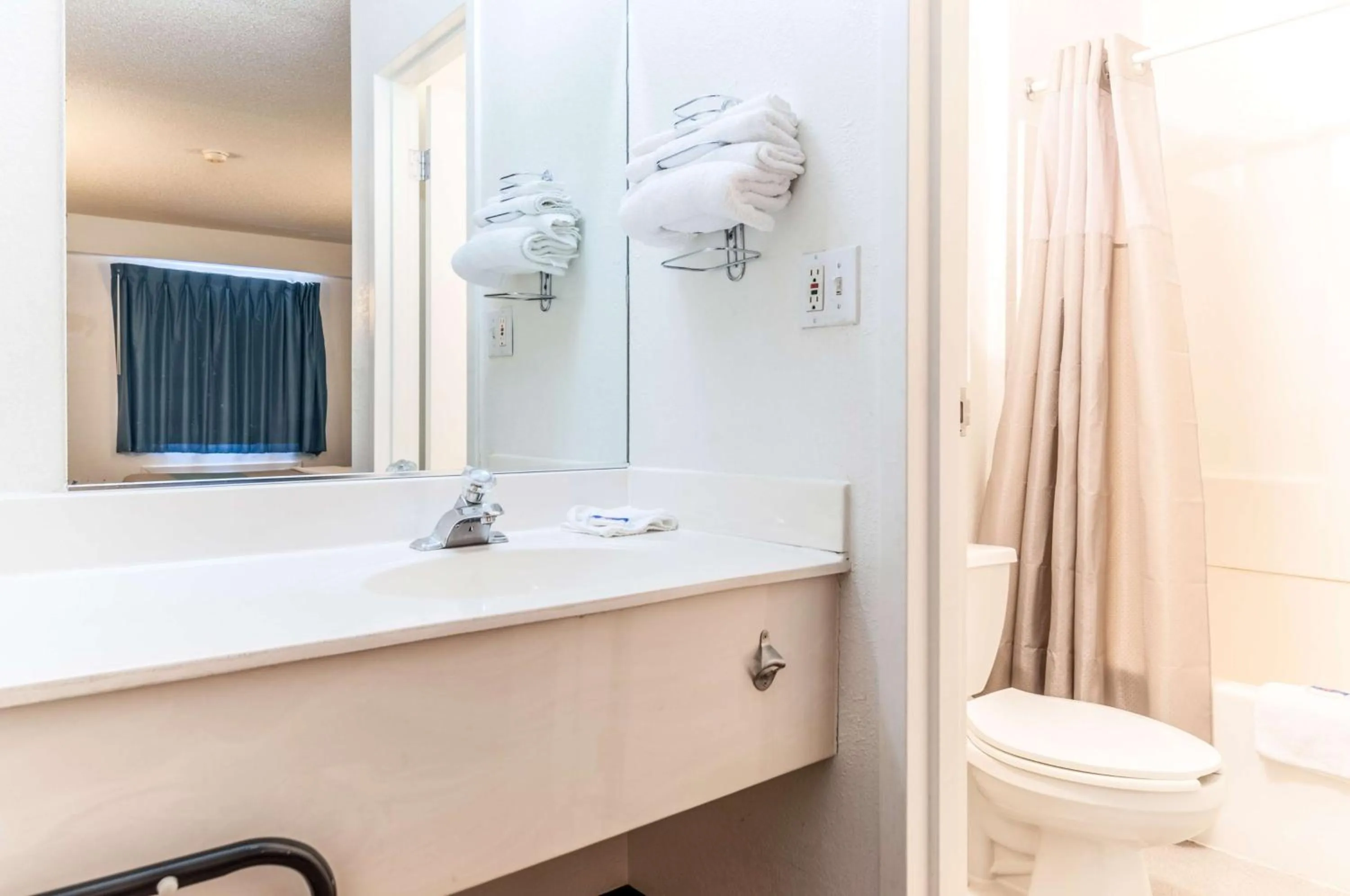 Bathroom in Motel 6-Farmington Hills, MI - Northwest - Farmington Hills
