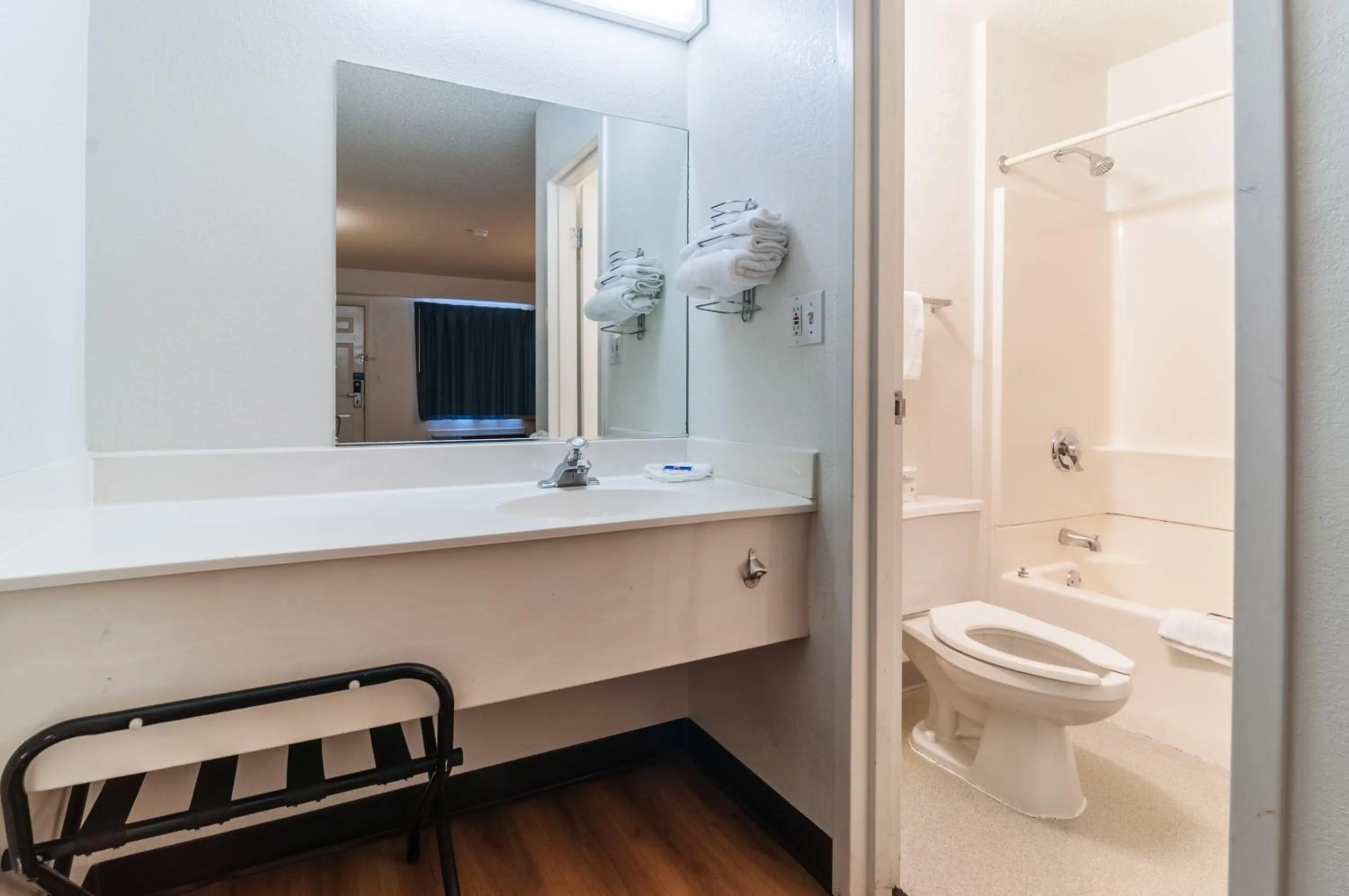 Bathroom in Motel 6-Farmington Hills, MI - Northwest - Farmington Hills