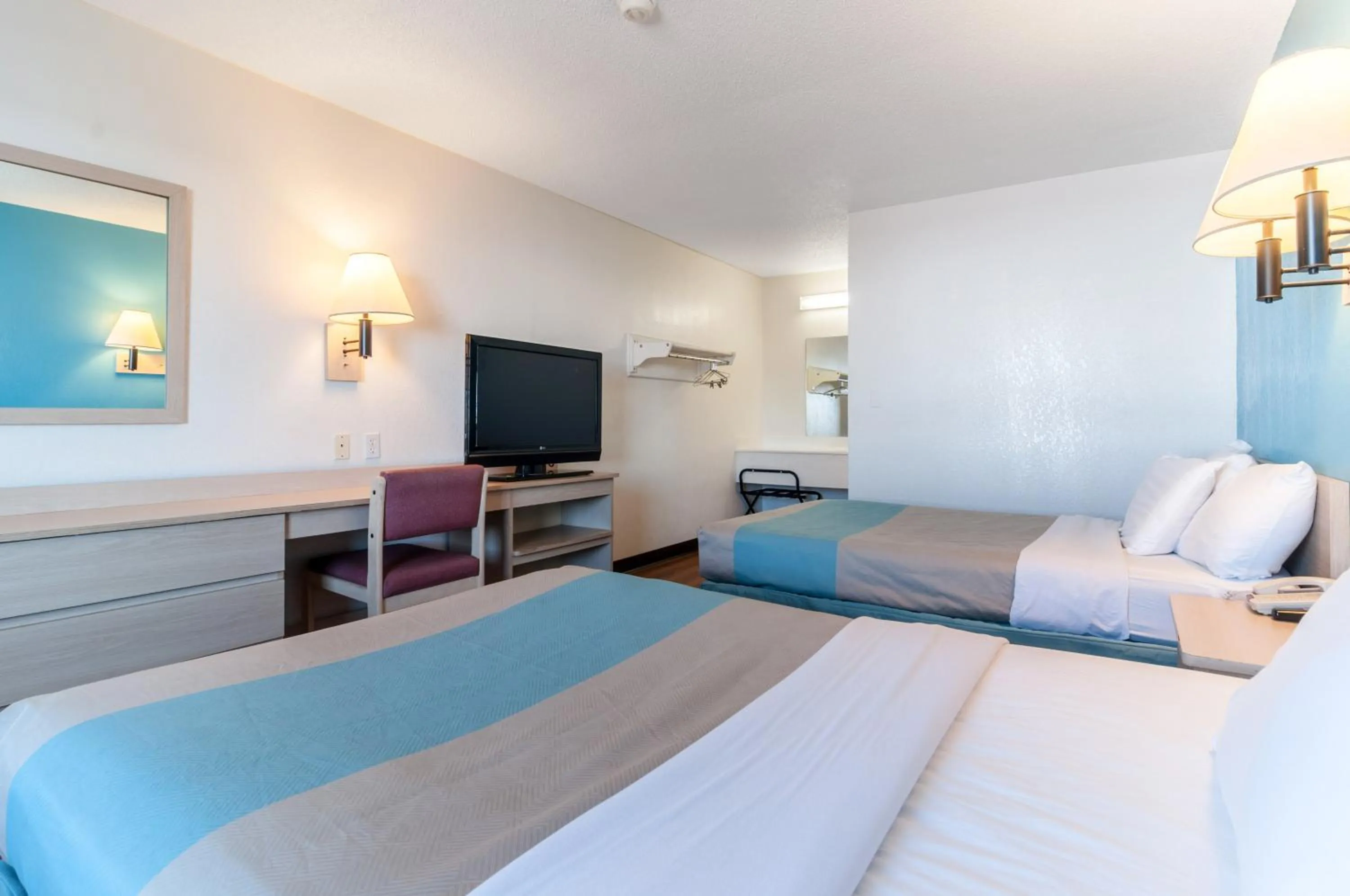 Bedroom, Bed in Motel 6-Farmington Hills, MI - Northwest - Farmington Hills