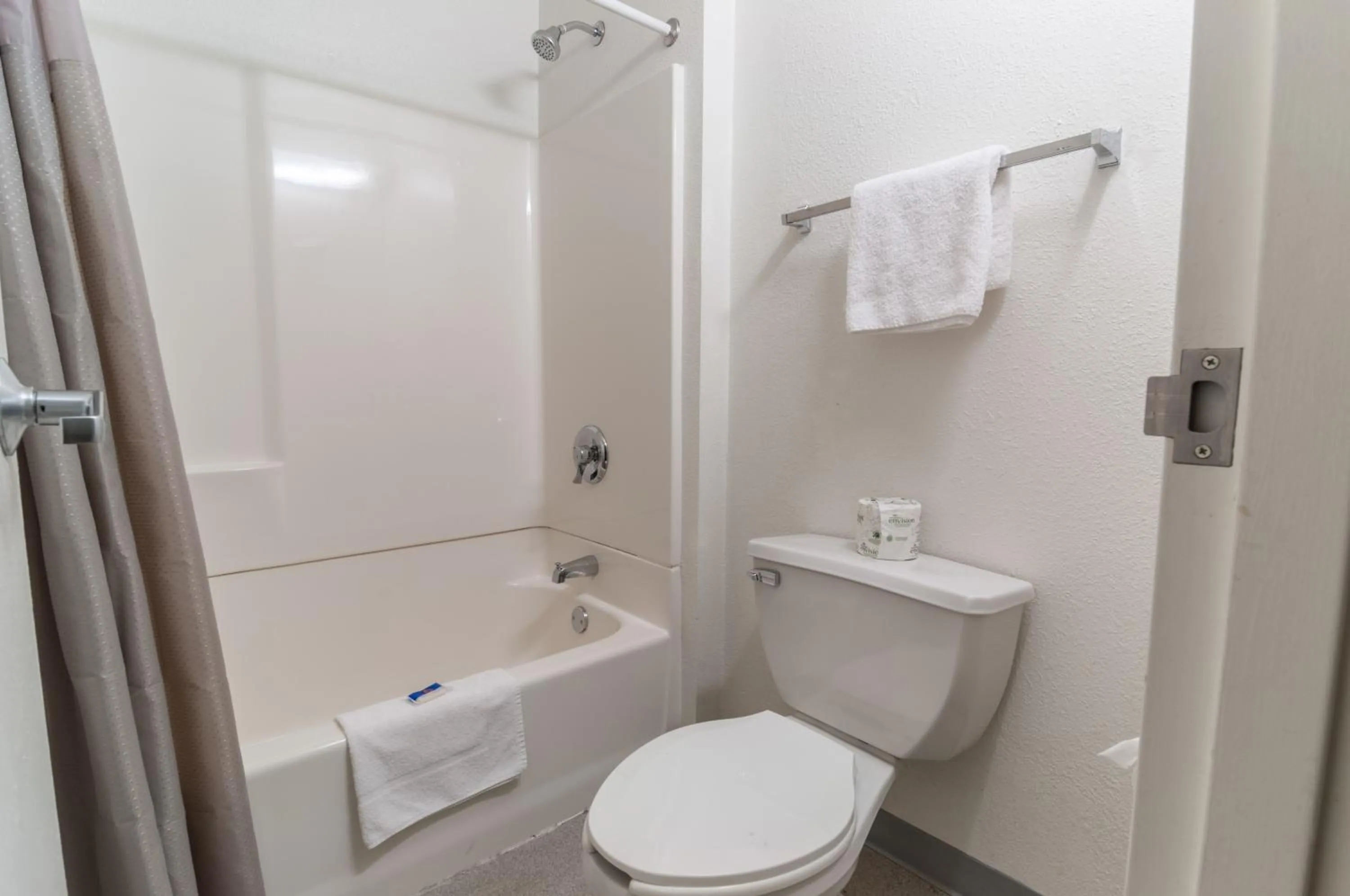 Bathroom in Motel 6-Farmington Hills, MI - Northwest - Farmington Hills