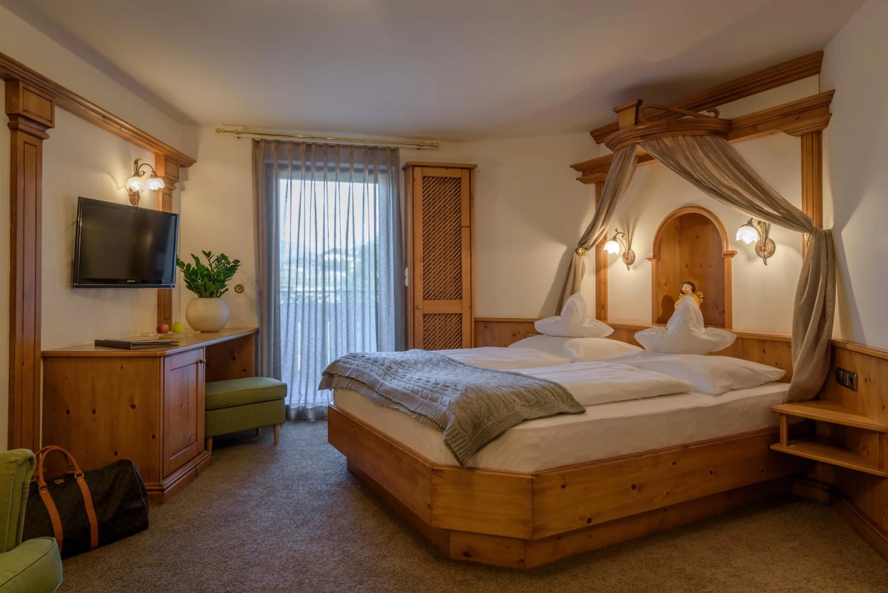 Photo of the whole room, Bed in Hotel Zum Mohren