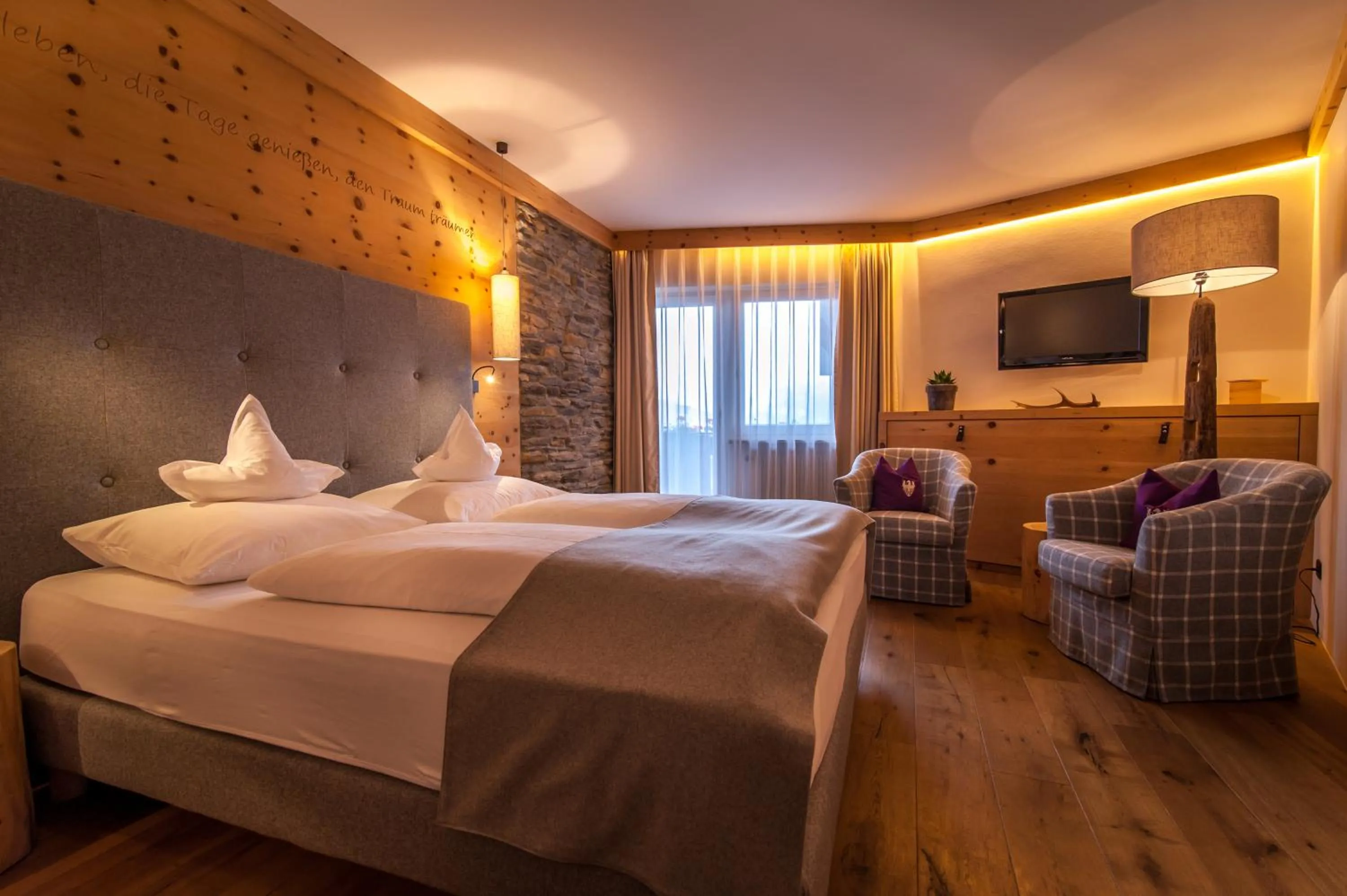 Photo of the whole room, Bed in Hotel Zum Mohren