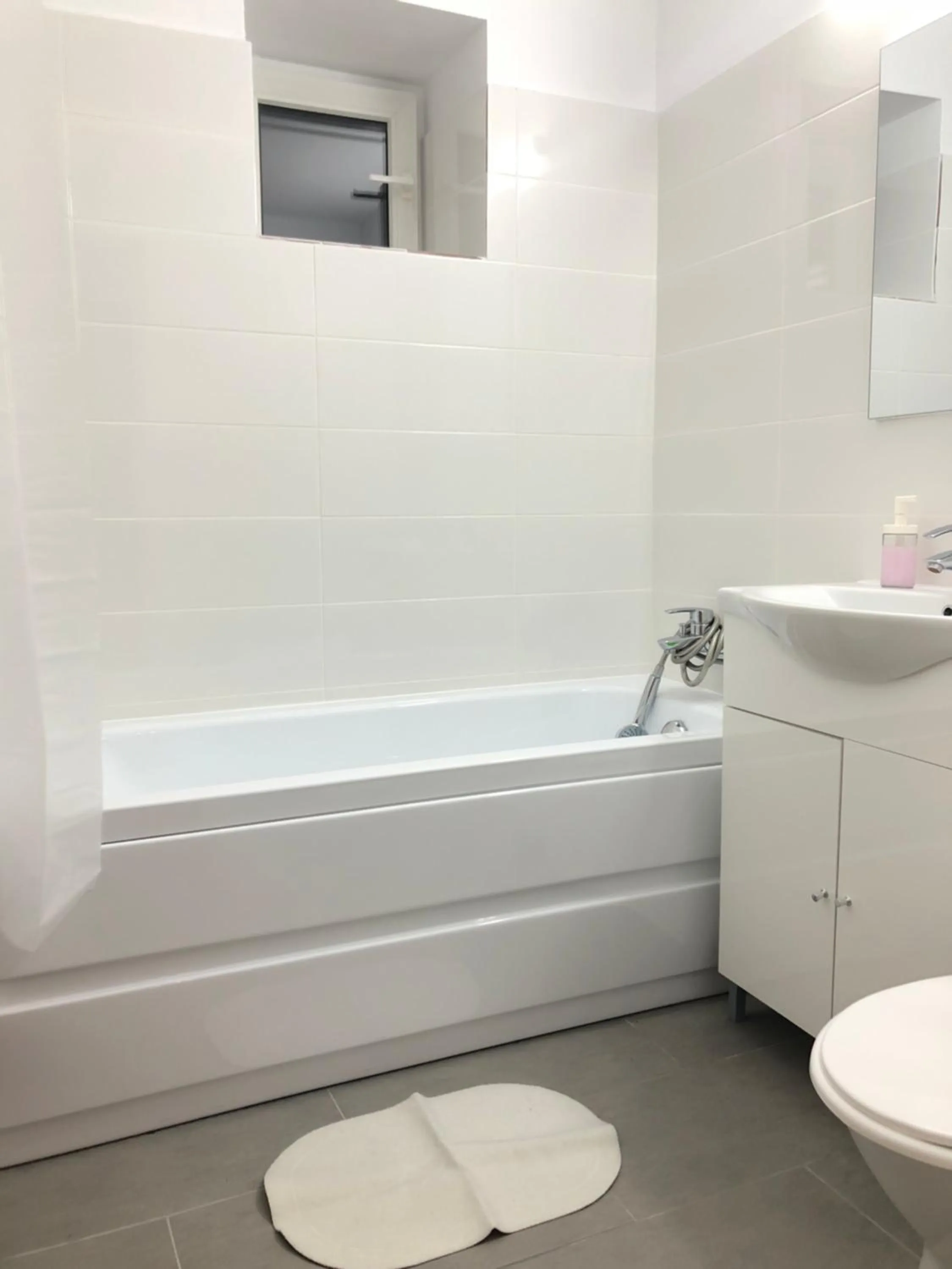 Shower in Green Apartment 59