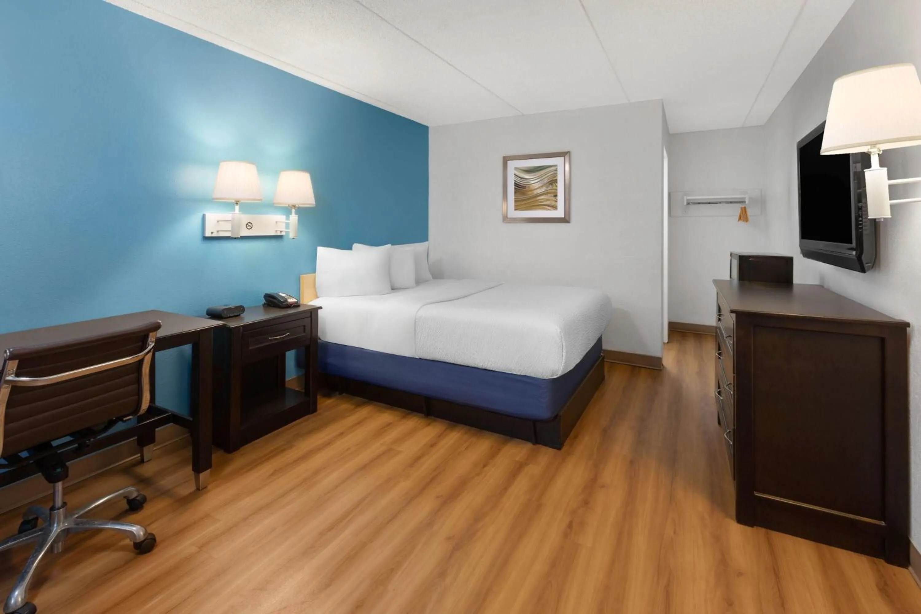 Photo of the whole room, Bed in Travelodge by Wyndham Madison Heights MI