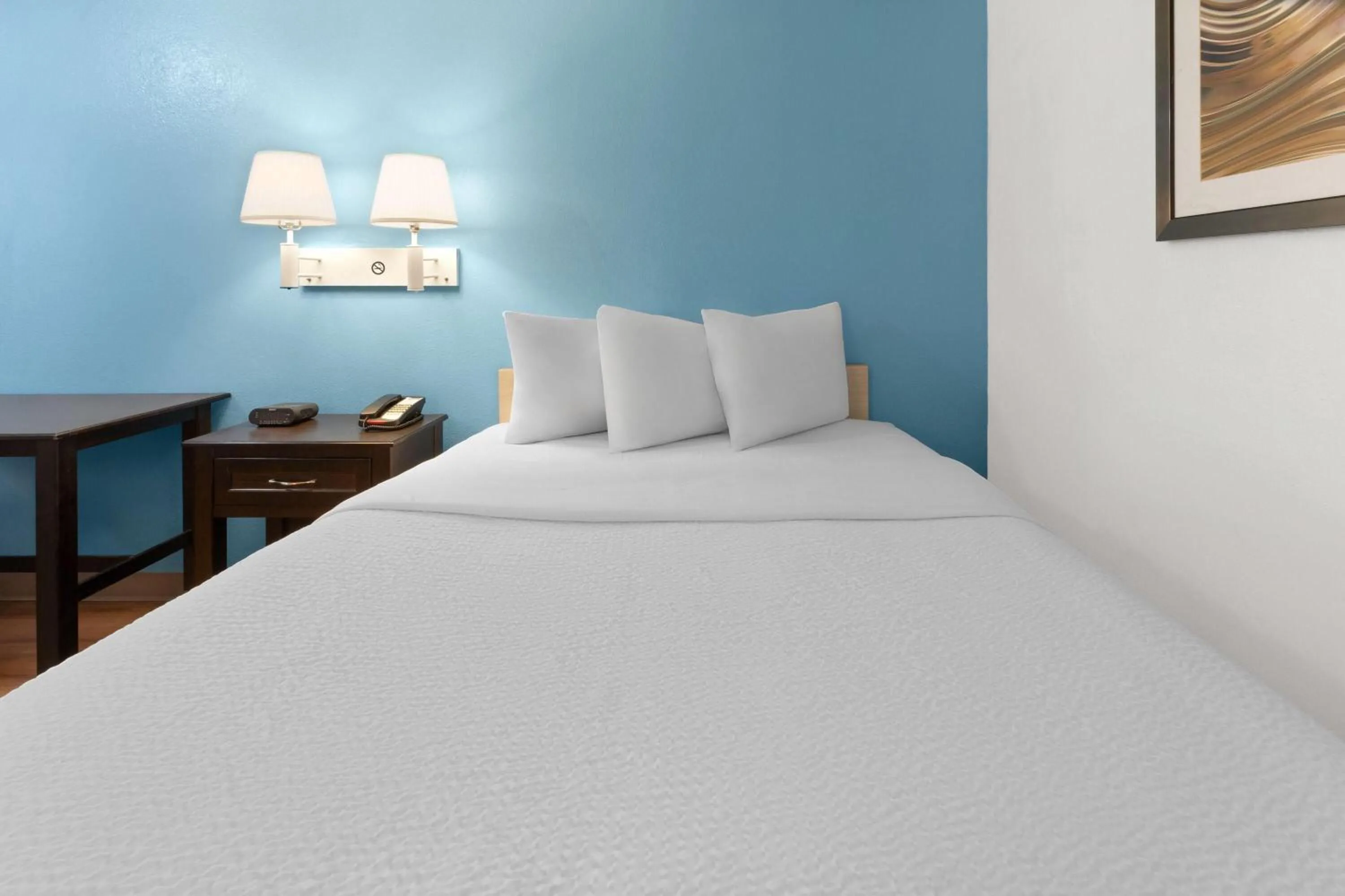 Photo of the whole room, Bed in Travelodge by Wyndham Madison Heights MI