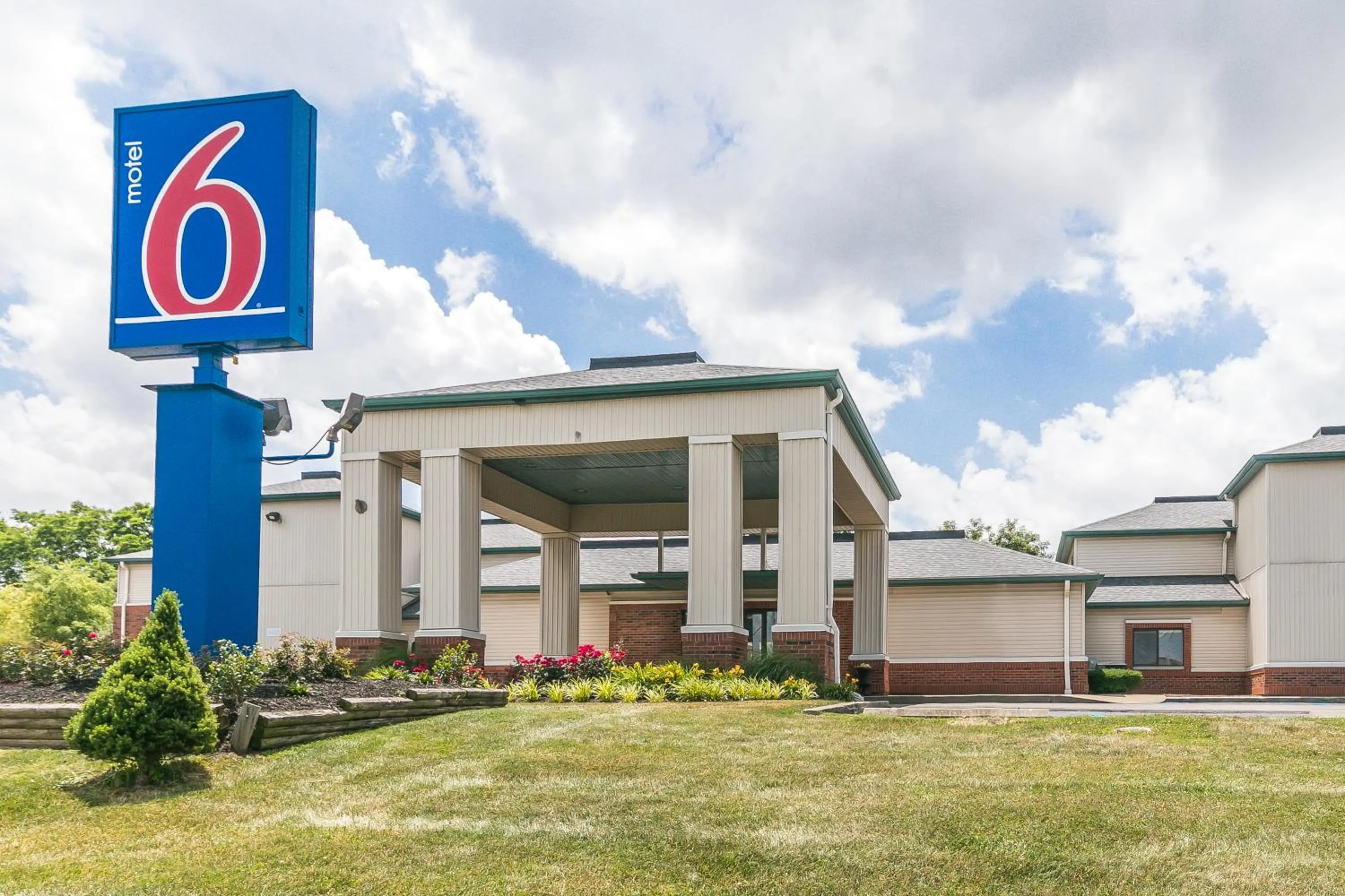 Property building in Motel 6 - Georgetown, KY - Lexington North