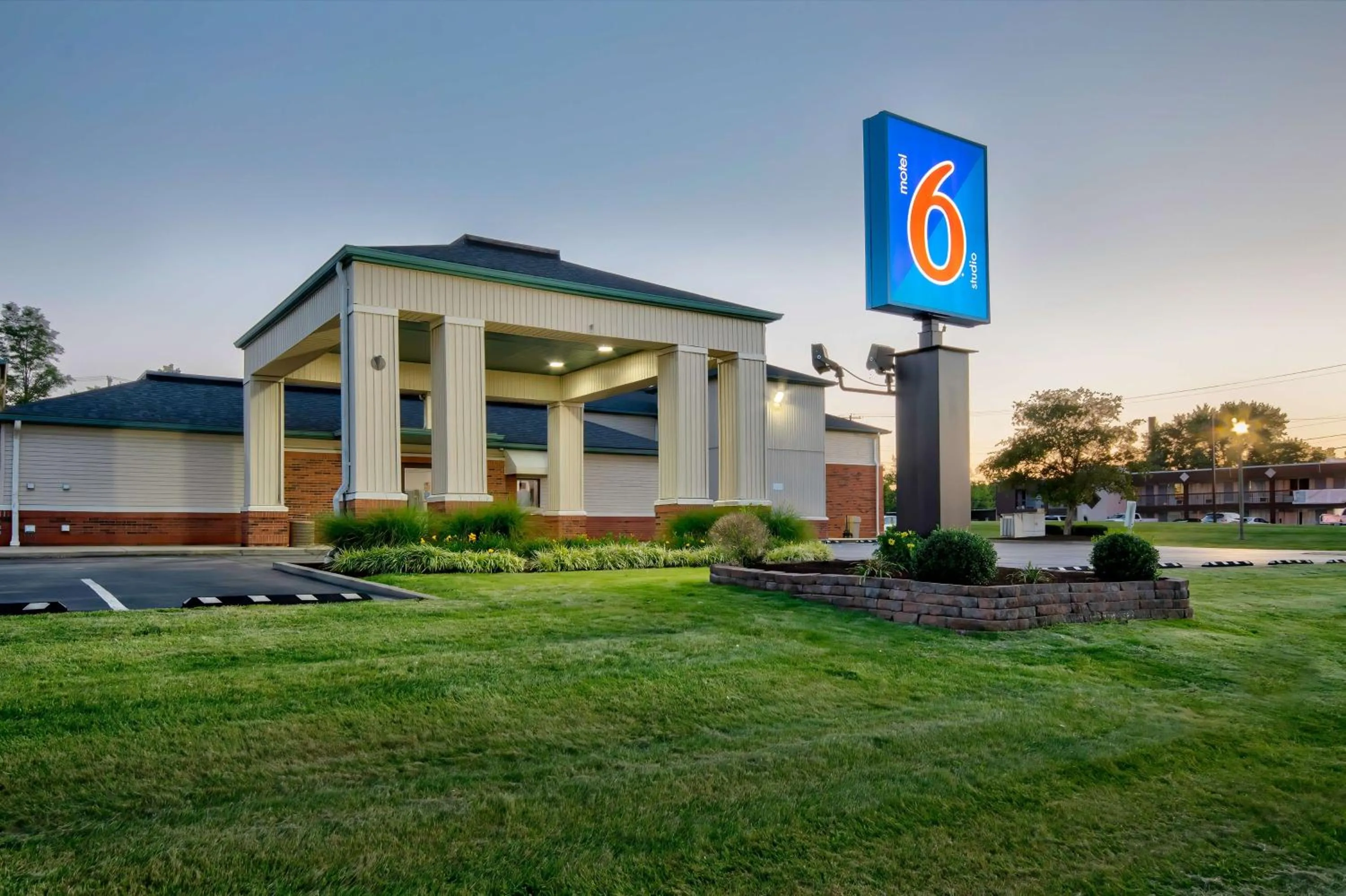 Property building in Motel 6 - Georgetown, KY - Lexington North
