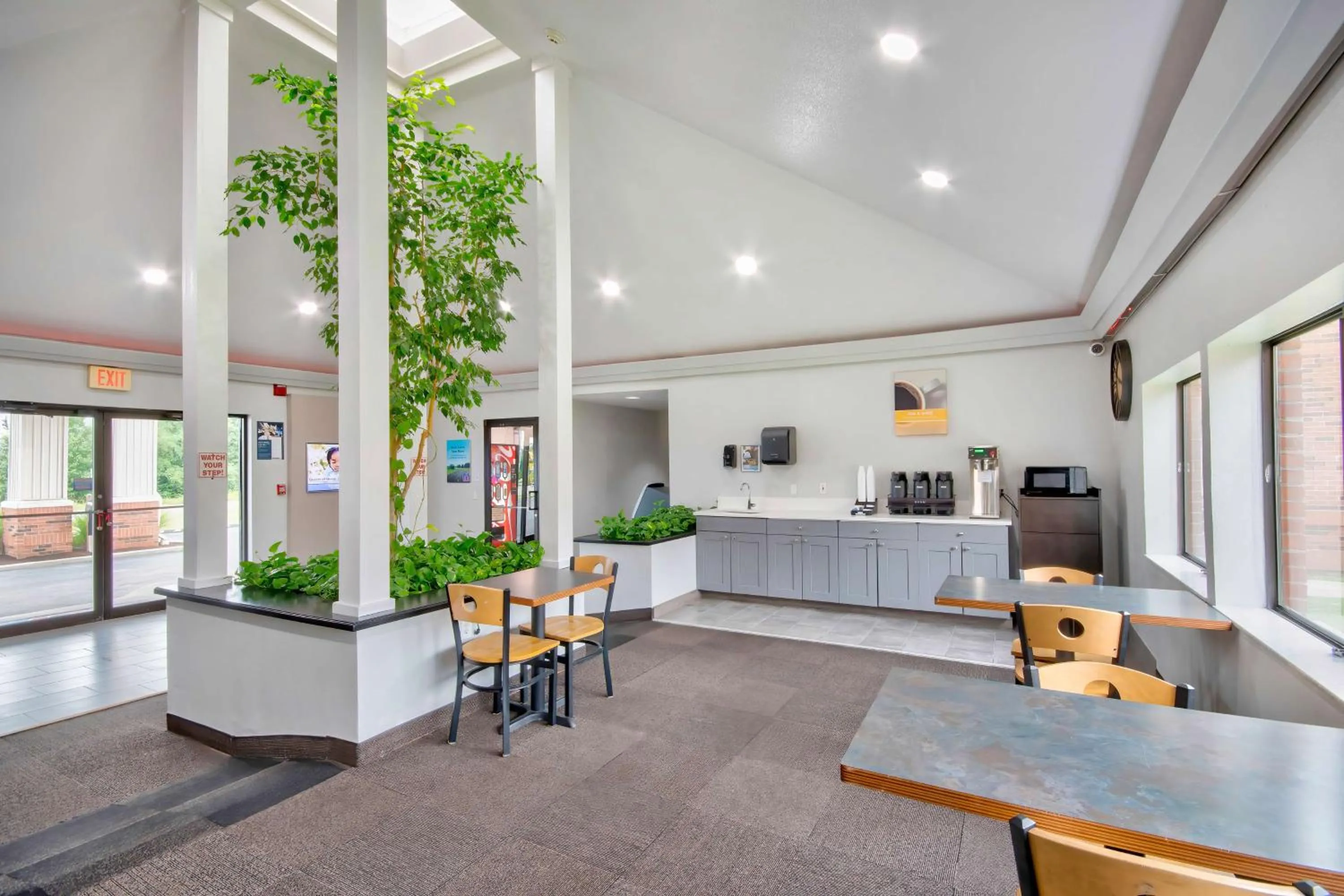 Lobby or reception in Motel 6 - Georgetown, KY - Lexington North