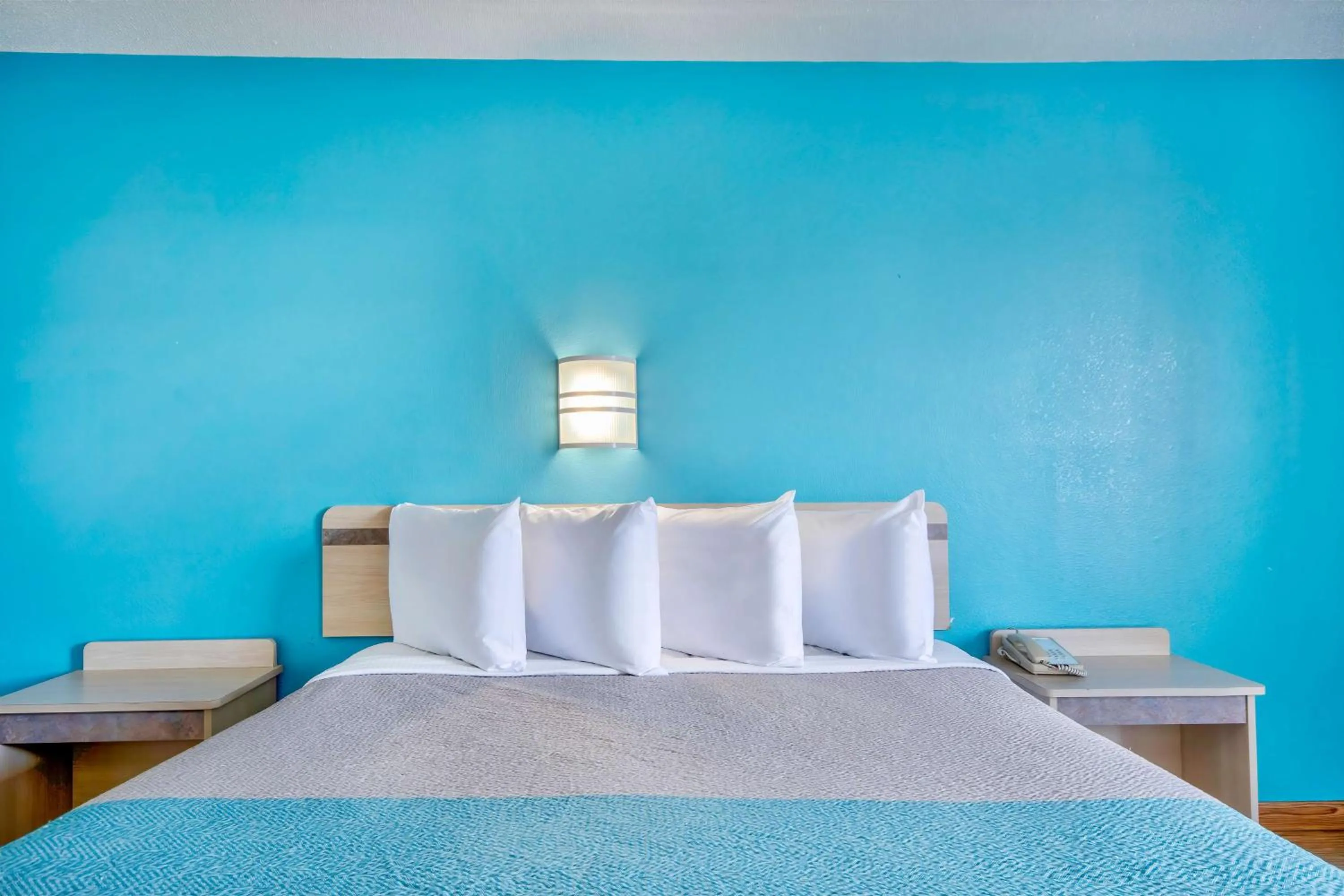 Bedroom, Bed in Motel 6 - Georgetown, KY - Lexington North