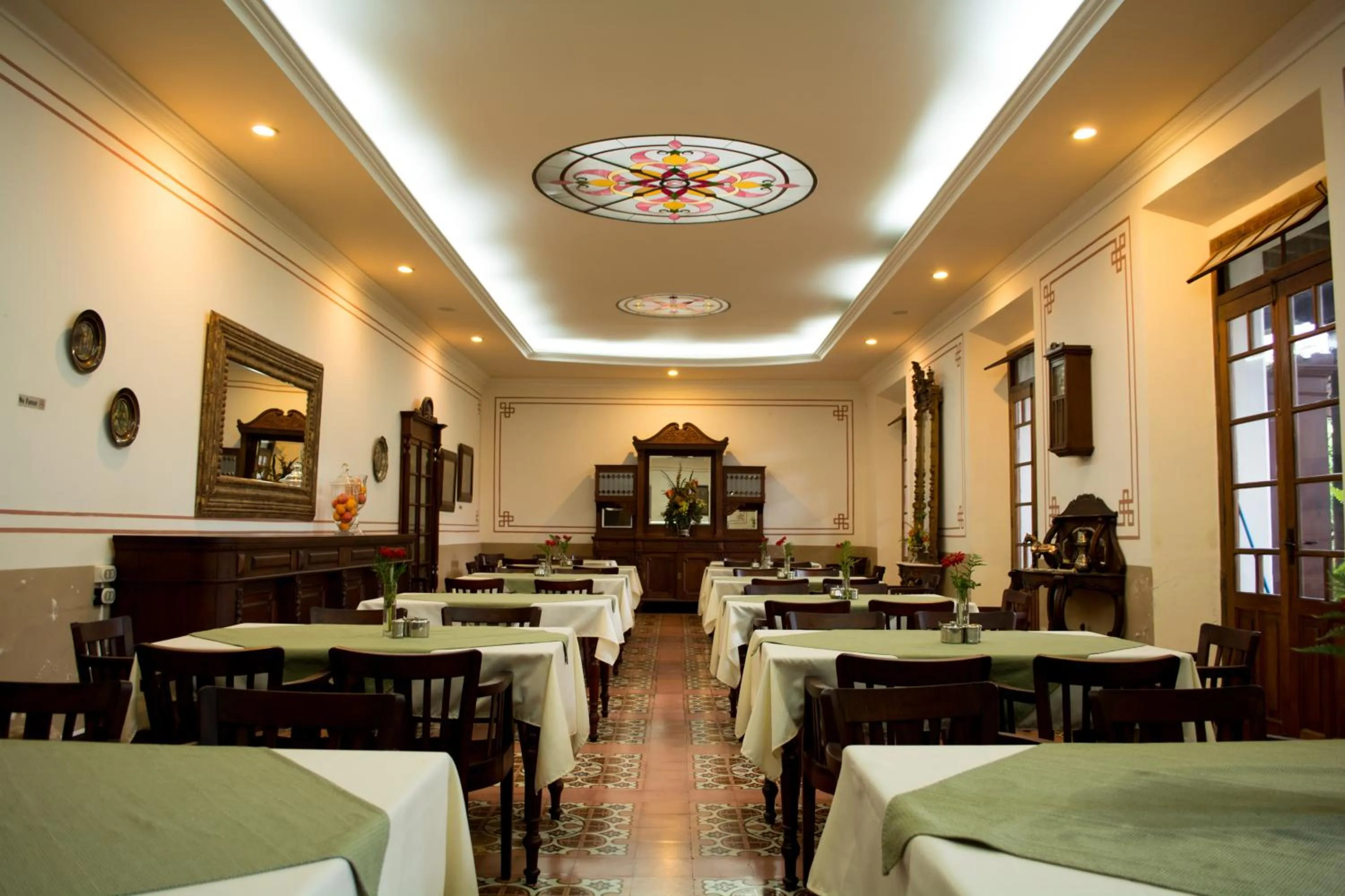 Restaurant/places to eat in Hotel Aurora