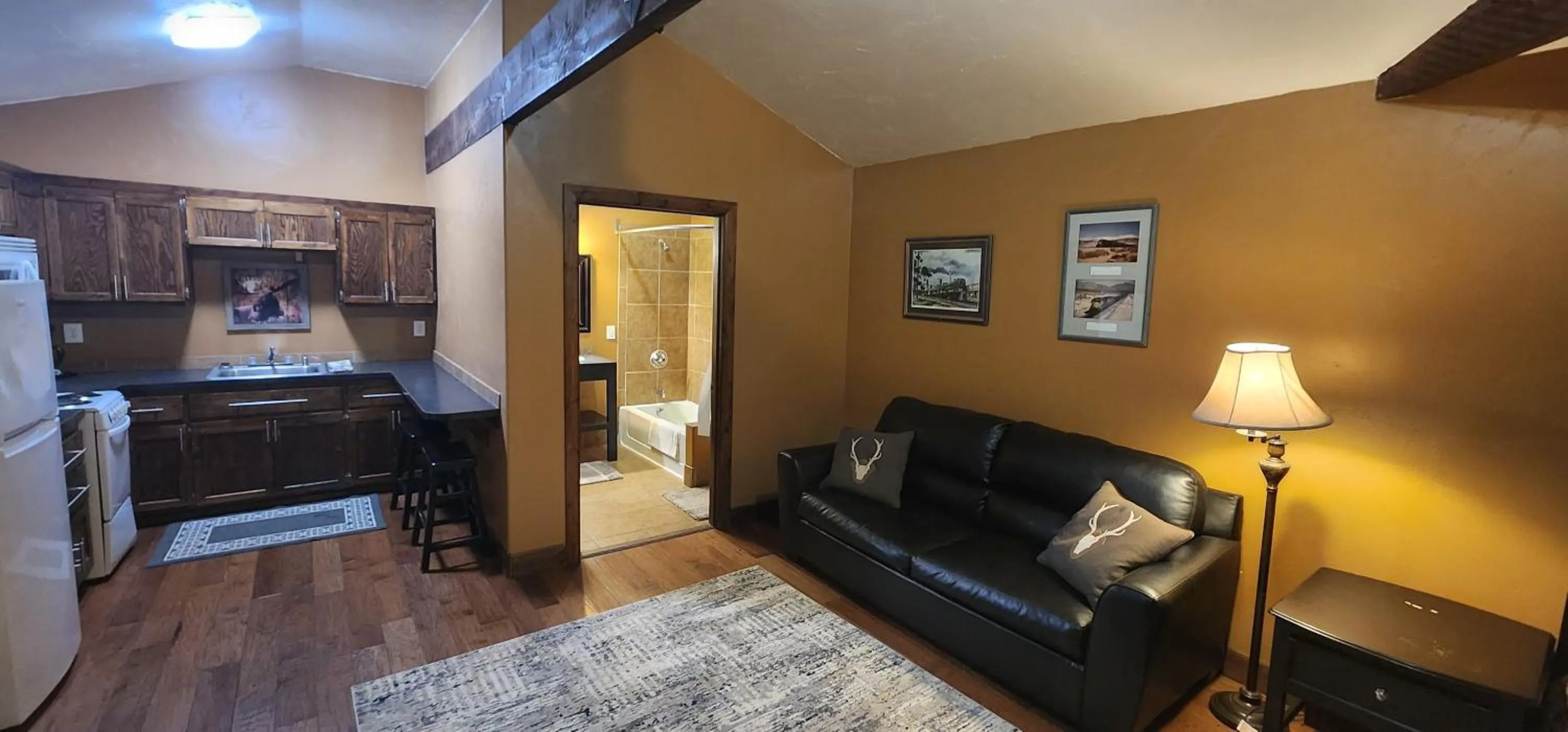 Living room in Circle R Motel