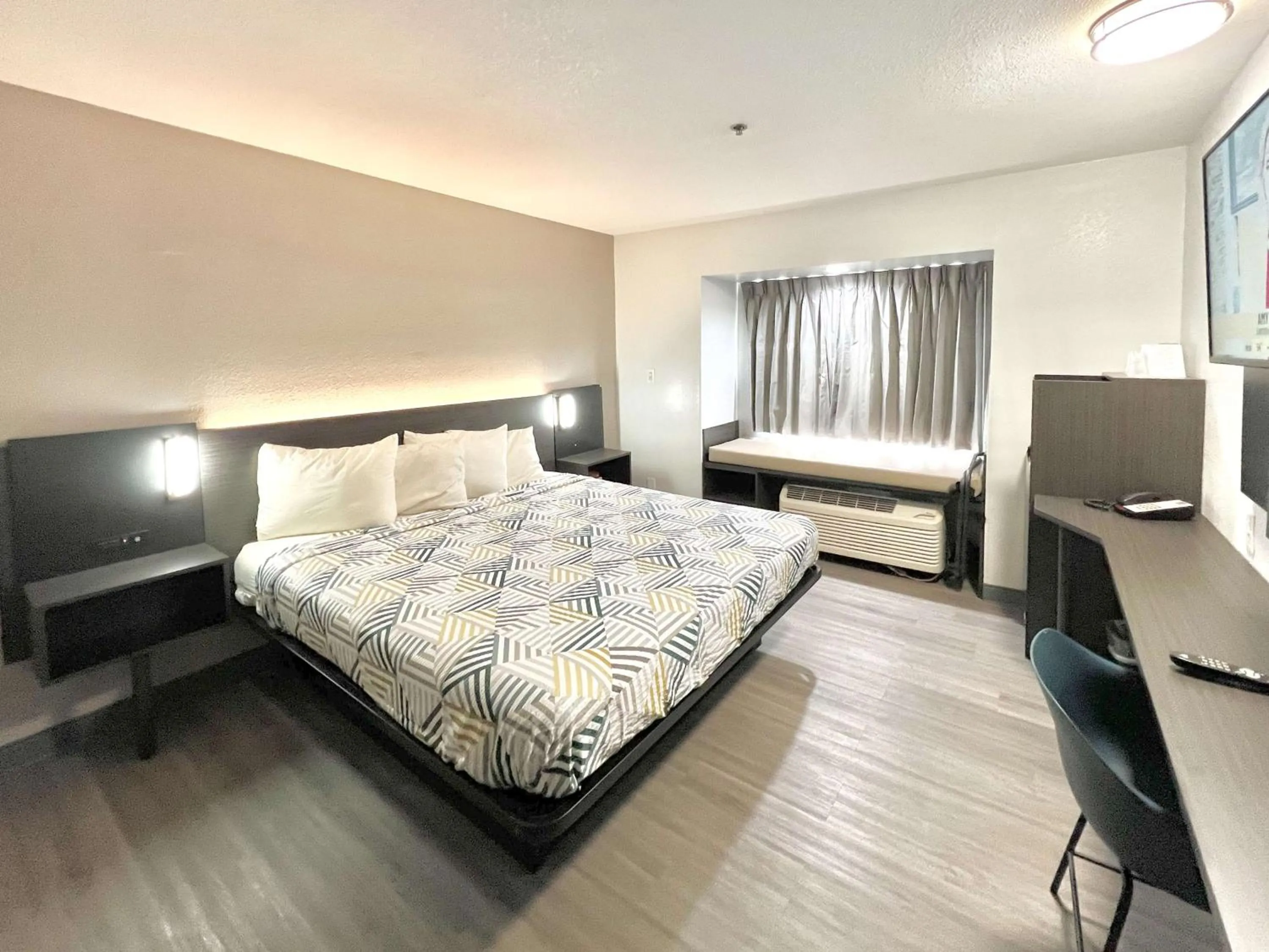 Bedroom, Bed in Motel 6-Simpsonville, SC - Greenville