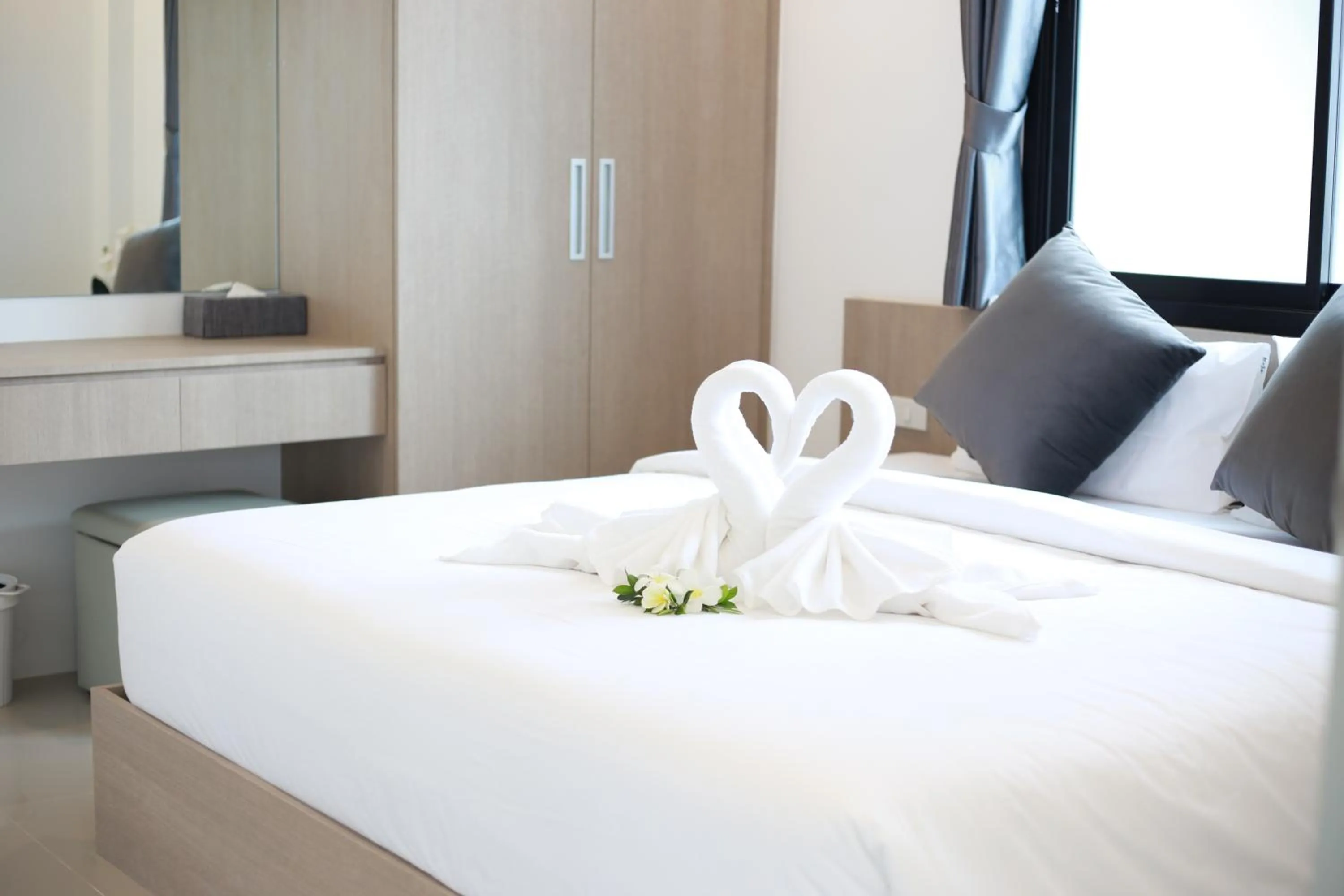 Photo of the whole room, Bed in Shangrilah Bungalow