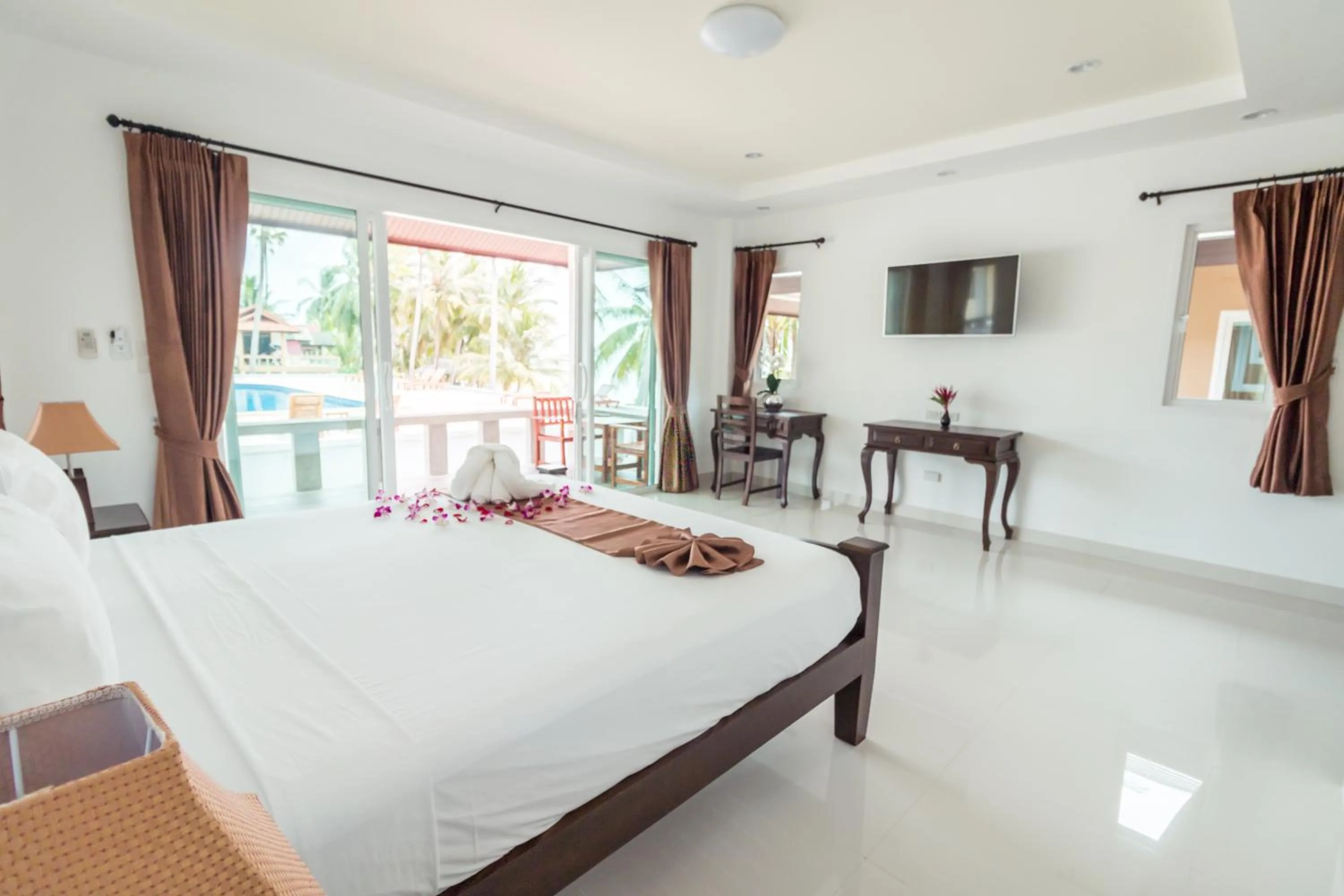 Balcony/Terrace, Bed in Shangrilah Bungalow