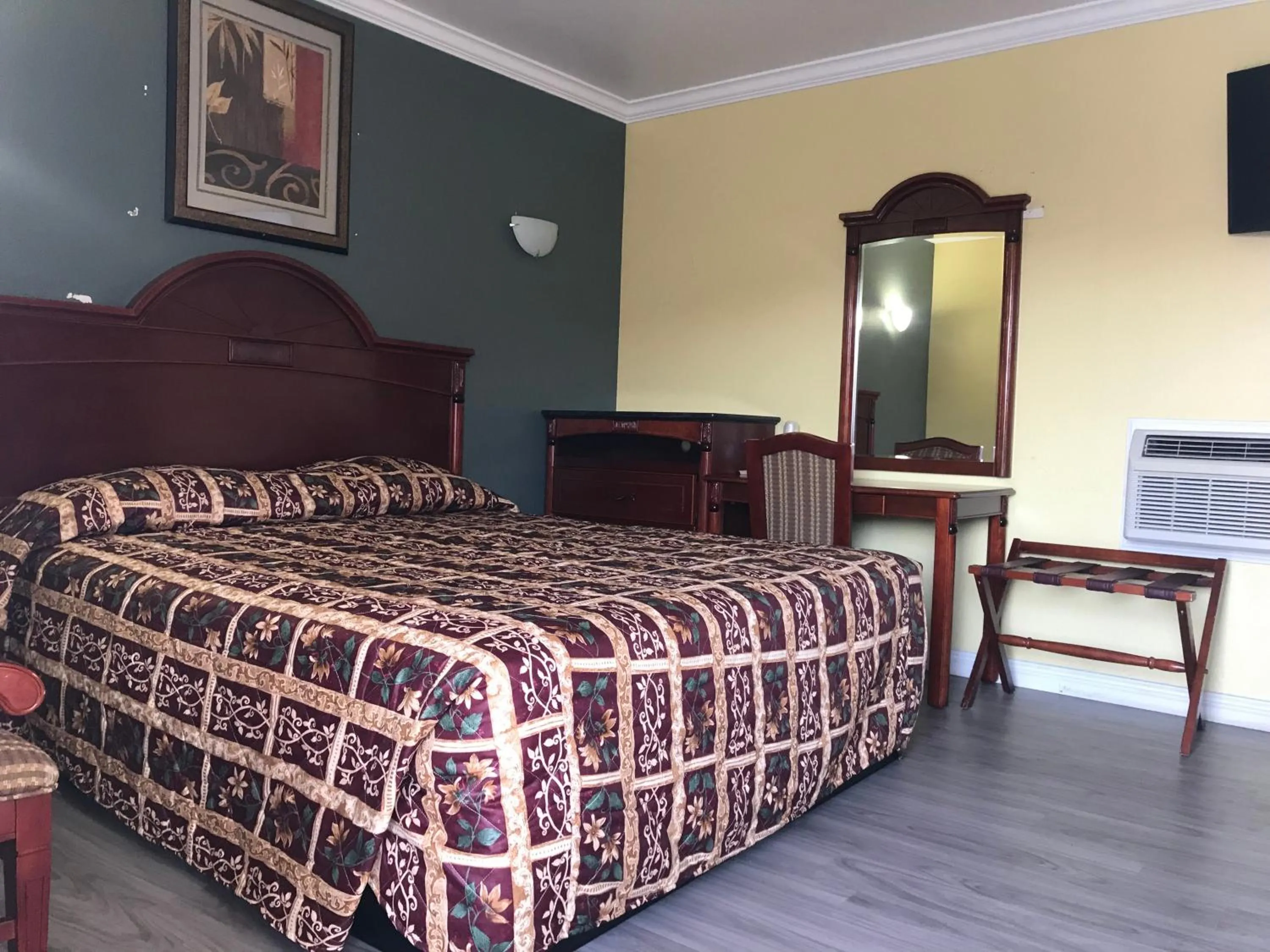 Bed in Colony Inn Motel