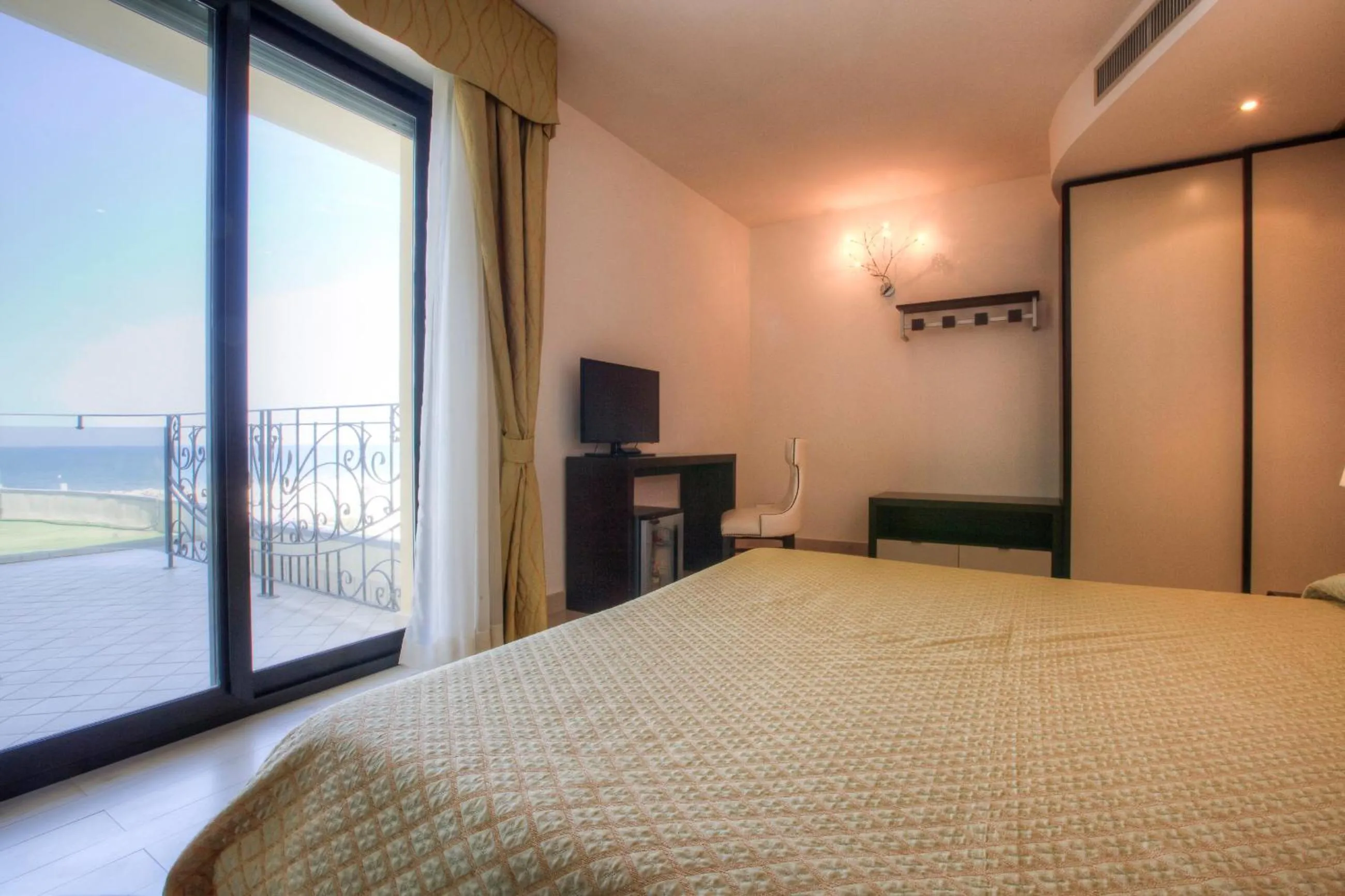 Bedroom, Bed in Hotel Nettuno