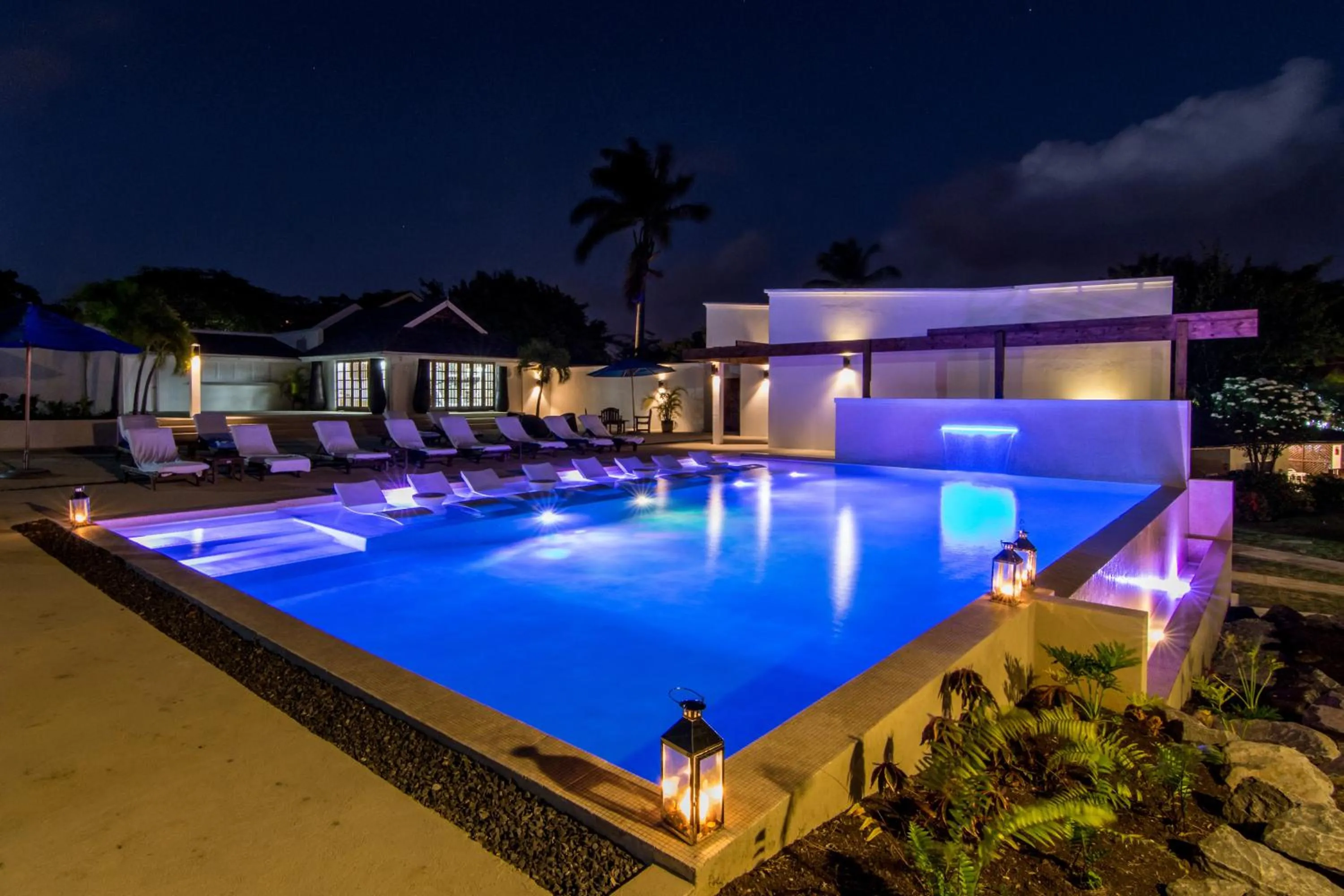 Swimming pool in Calabash Hotel