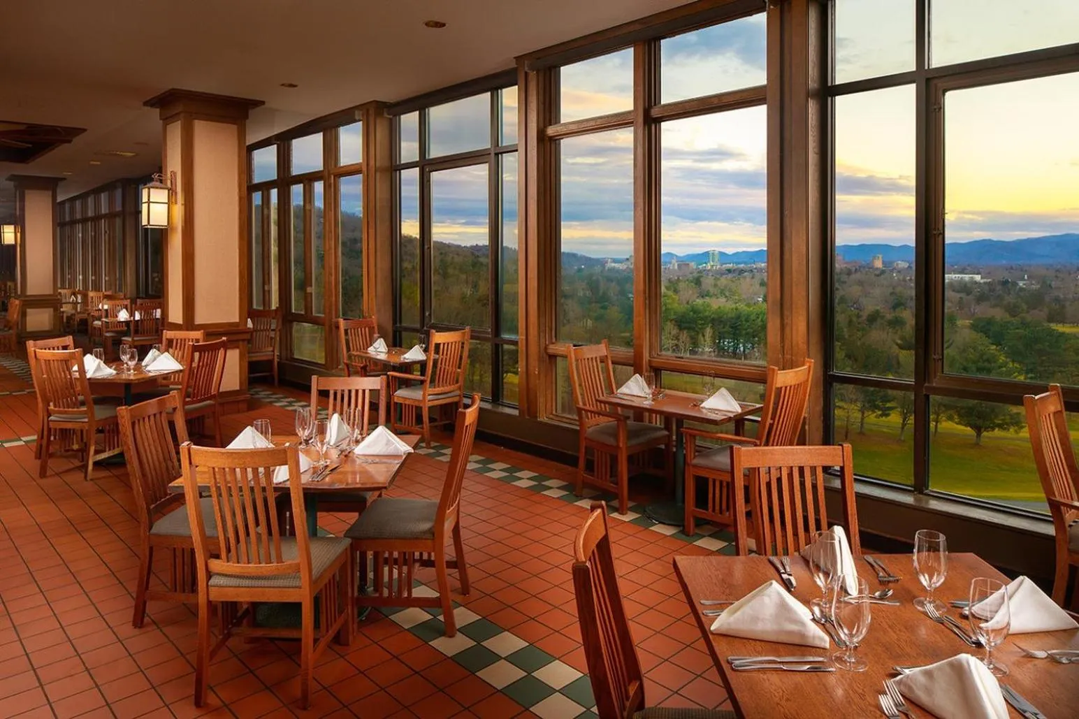 Dining area in The Omni Grove Park Inn & Spa - Asheville