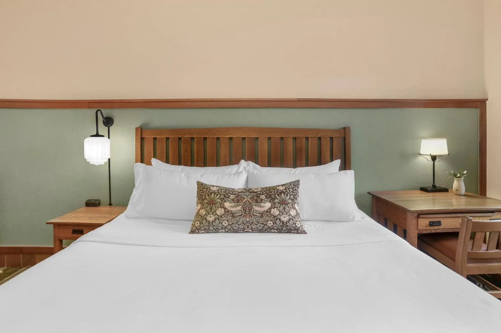 Photo of the whole room, Bed in The Omni Grove Park Inn & Spa - Asheville