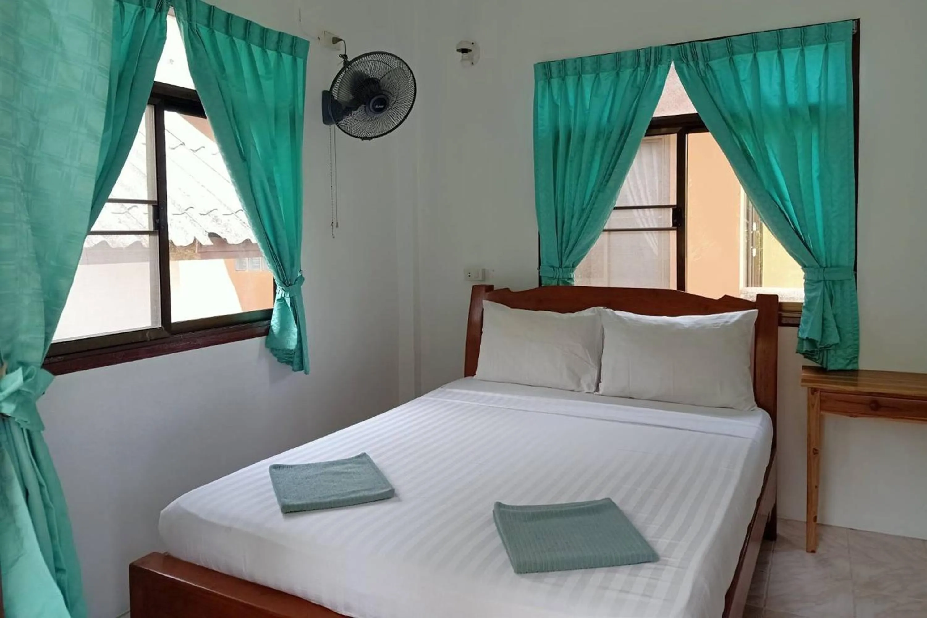 Bedroom, Bed in Palm Point Village