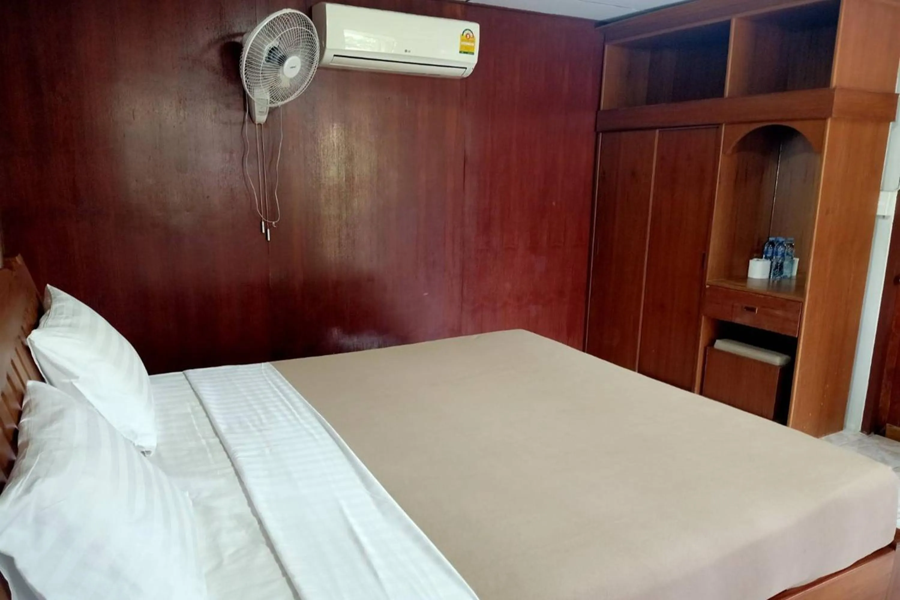 Bedroom, Bed in Palm Point Village