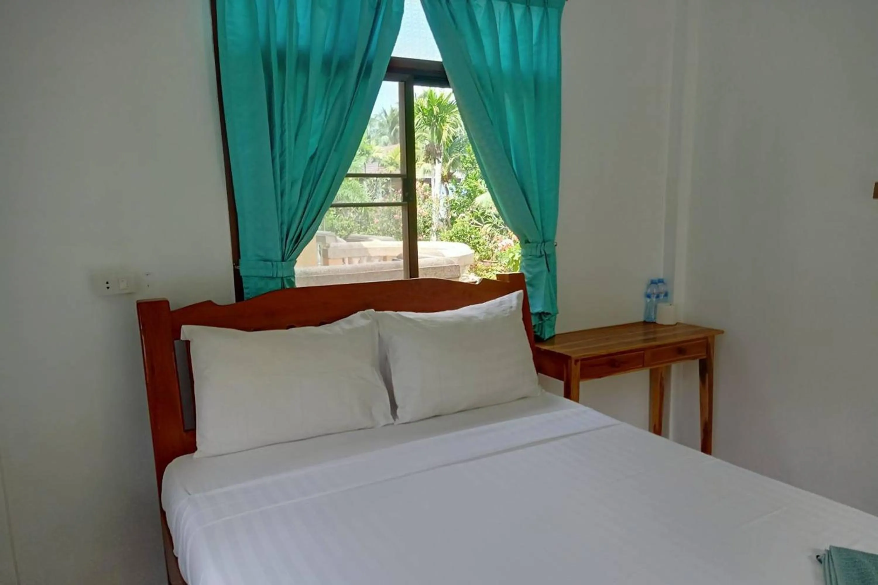 Bedroom, Bed in Palm Point Village