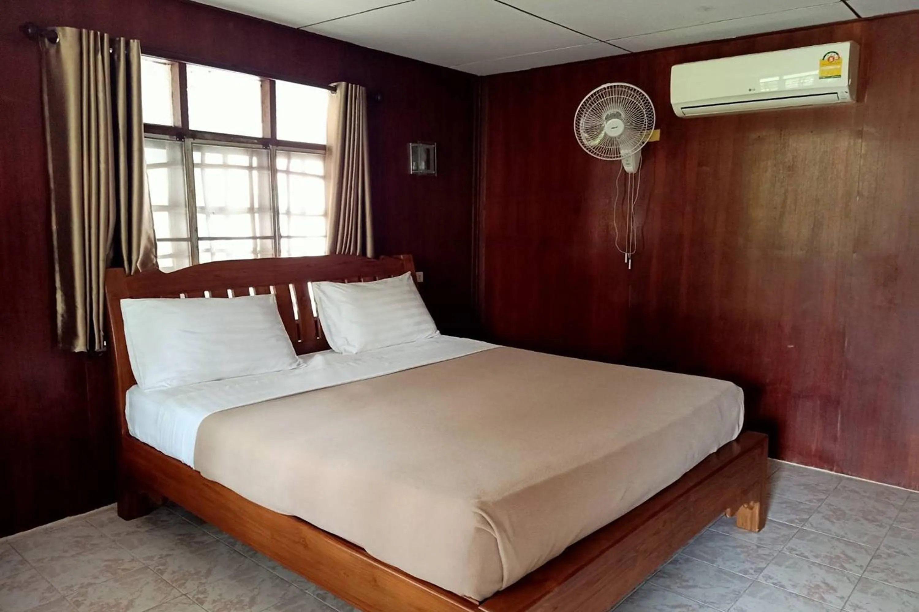 Bedroom, Bed in Palm Point Village