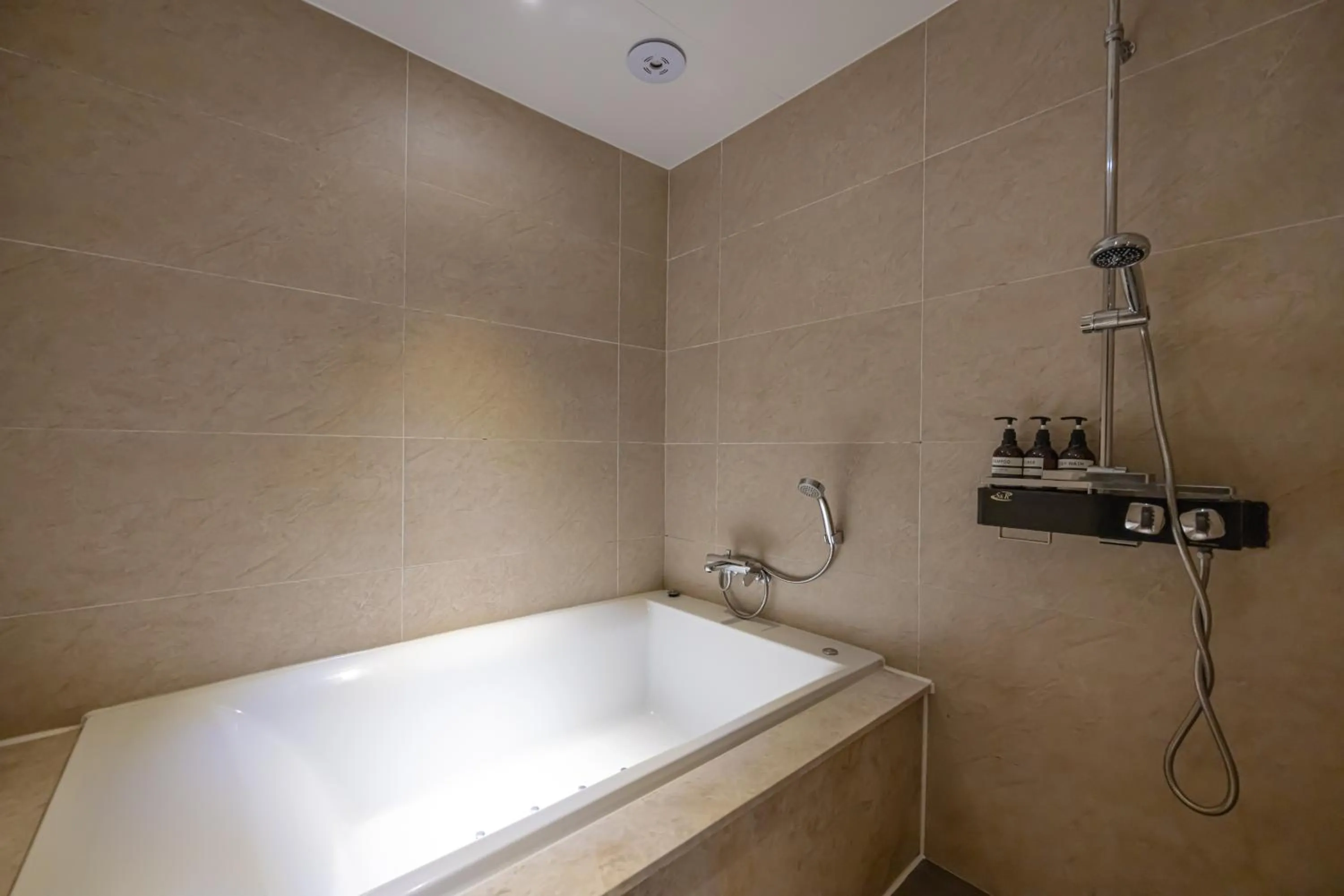 Shower in Hound Hotel Seomyeon-Beomcheon