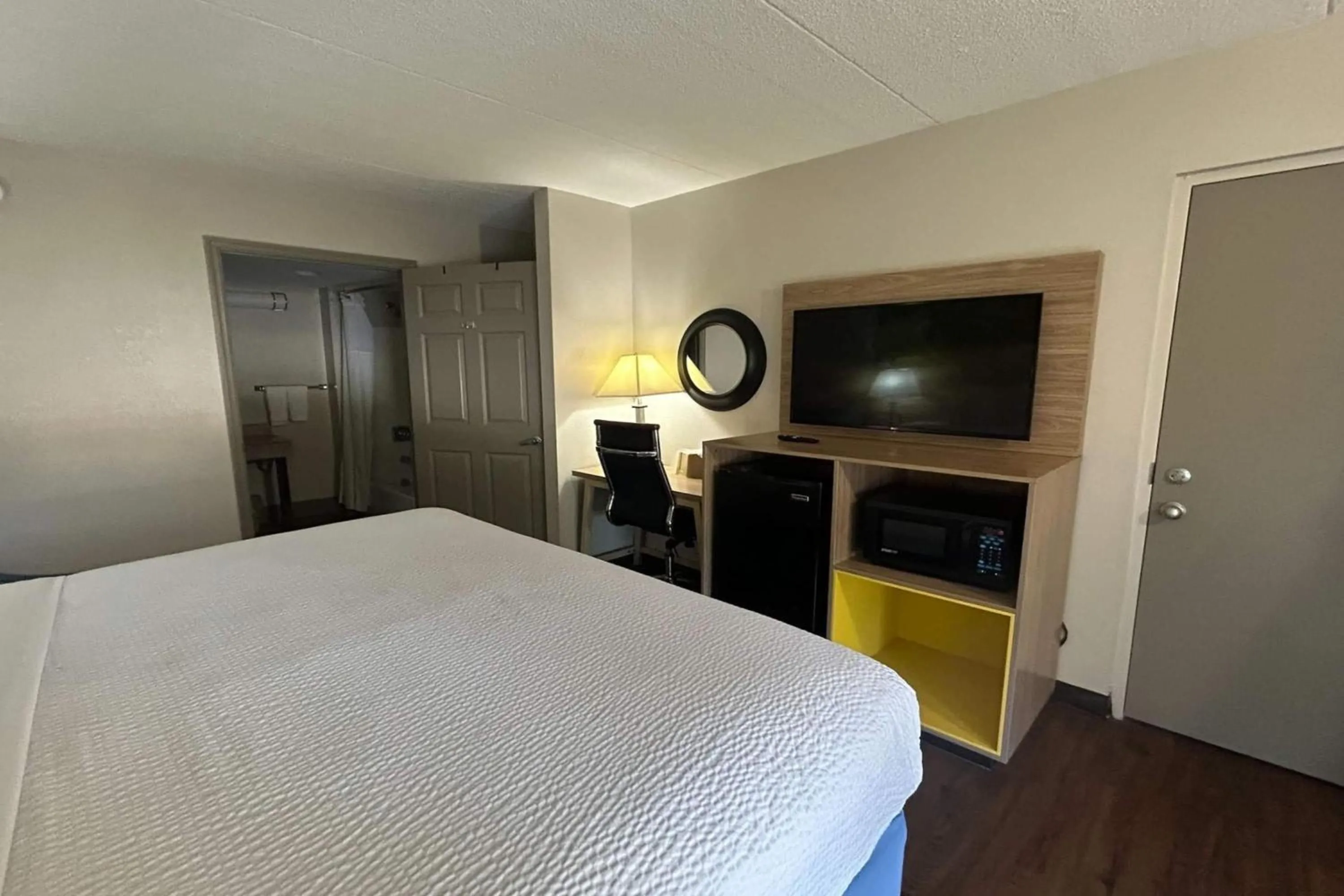 Photo of the whole room, Bed in Days Inn by Wyndham Ridgeland South Carolina